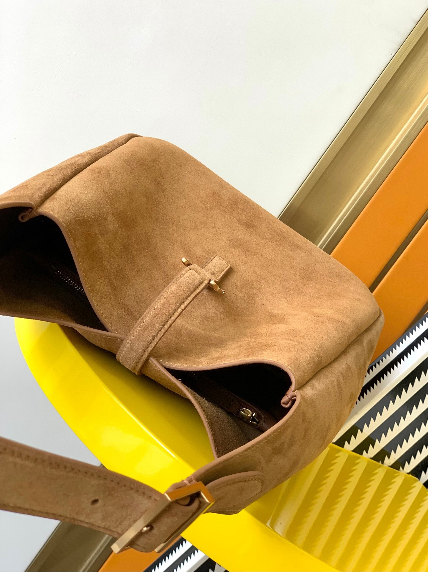 Sa**t Lau*nt le 5 À 7 s*pple small hobo bag in brown suede leather