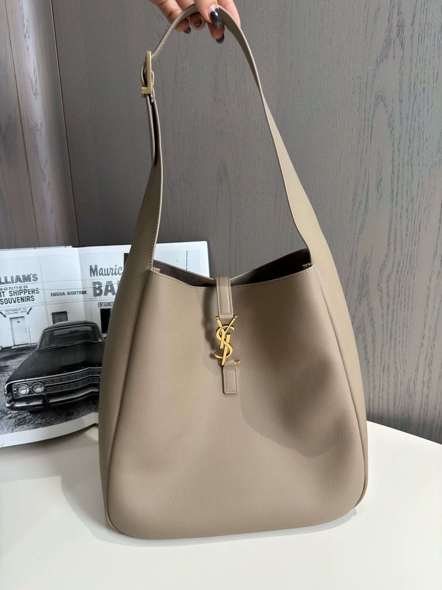 Sa**t Lau*nt le 5 À 7 soft large shoulder bag in grey leather
