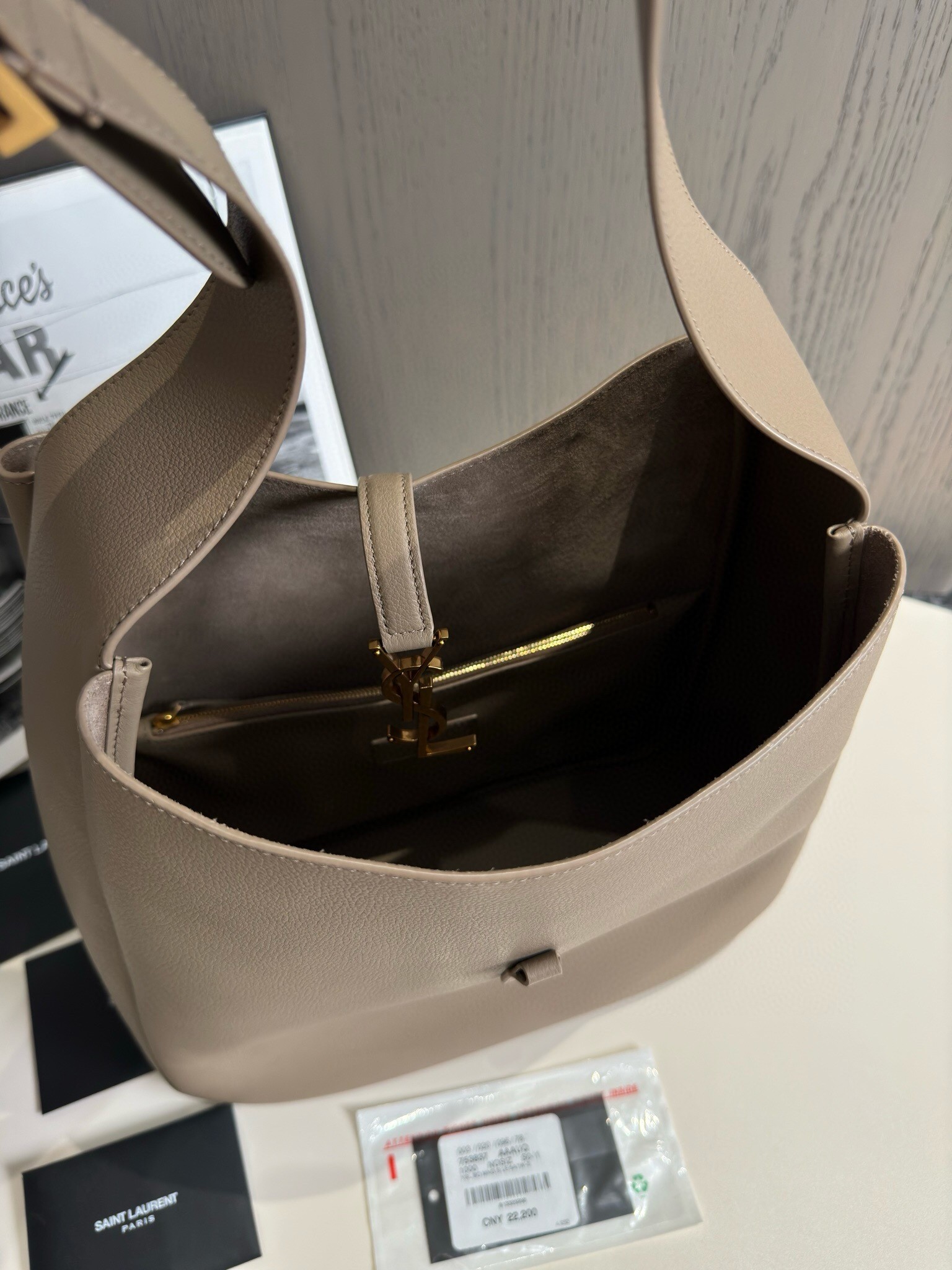 Sa**t Lau*nt le 5 À 7 soft large shoulder bag in grey leather