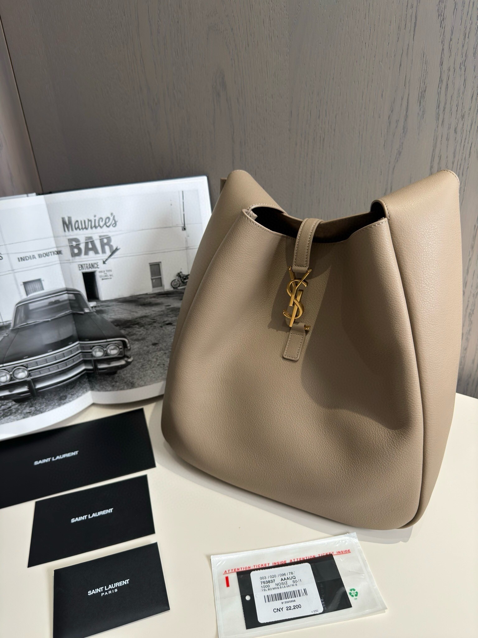 Sa**t Lau*nt le 5 À 7 soft large shoulder bag in grey leather