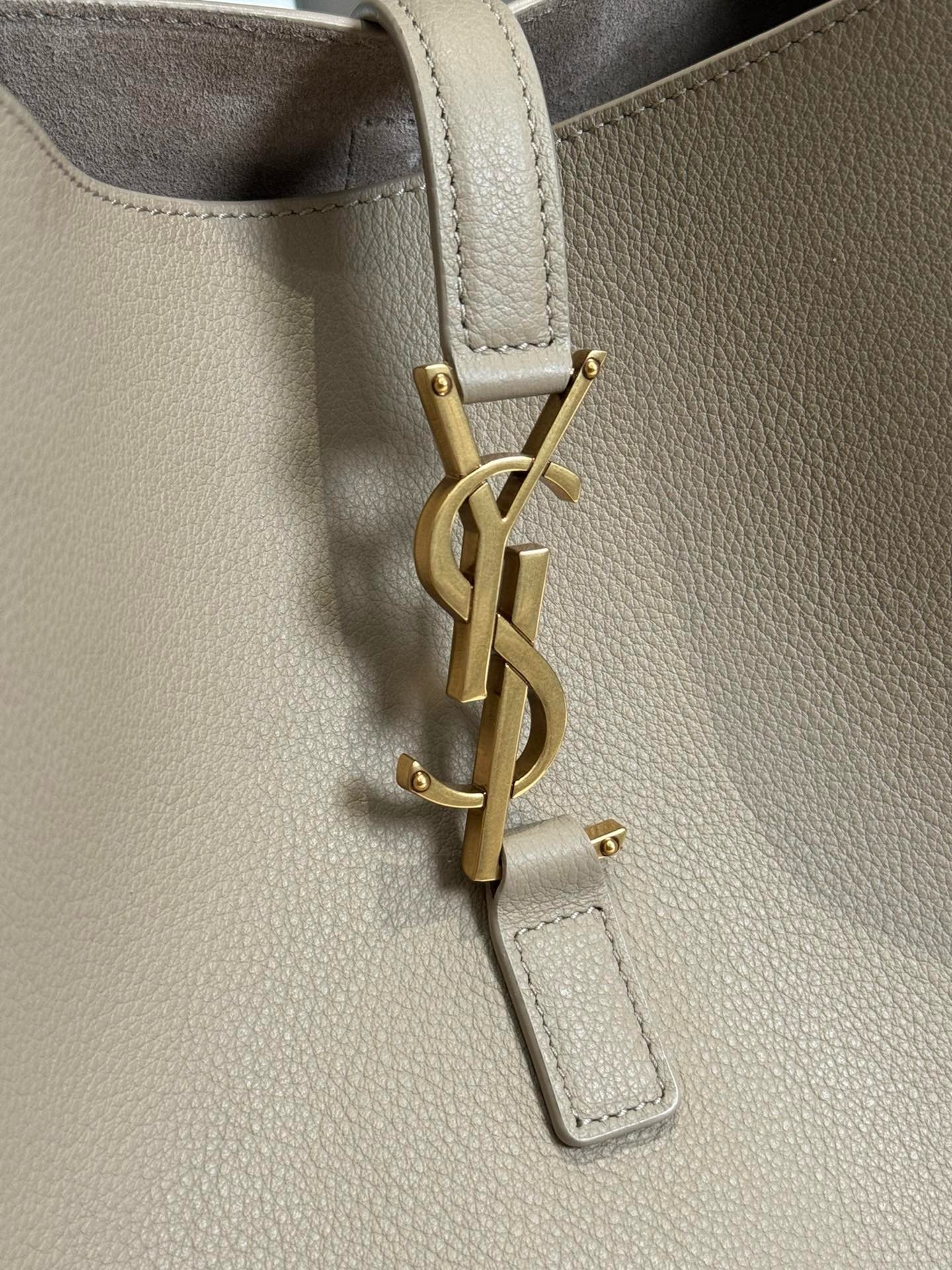 Sa**t Lau*nt le 5 À 7 soft large shoulder bag in grey leather