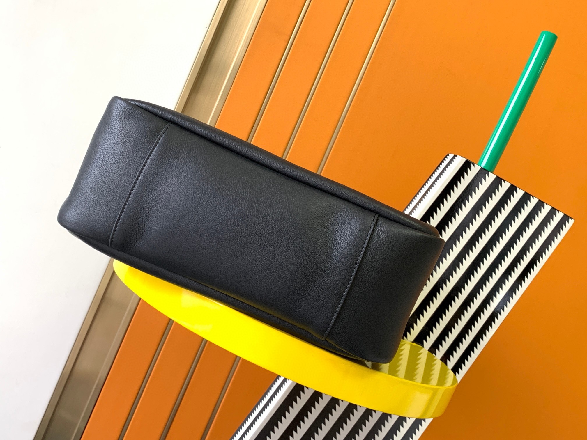 Sa**t Lau*nt le 5 À 7 soft large shoulder bag in black leather