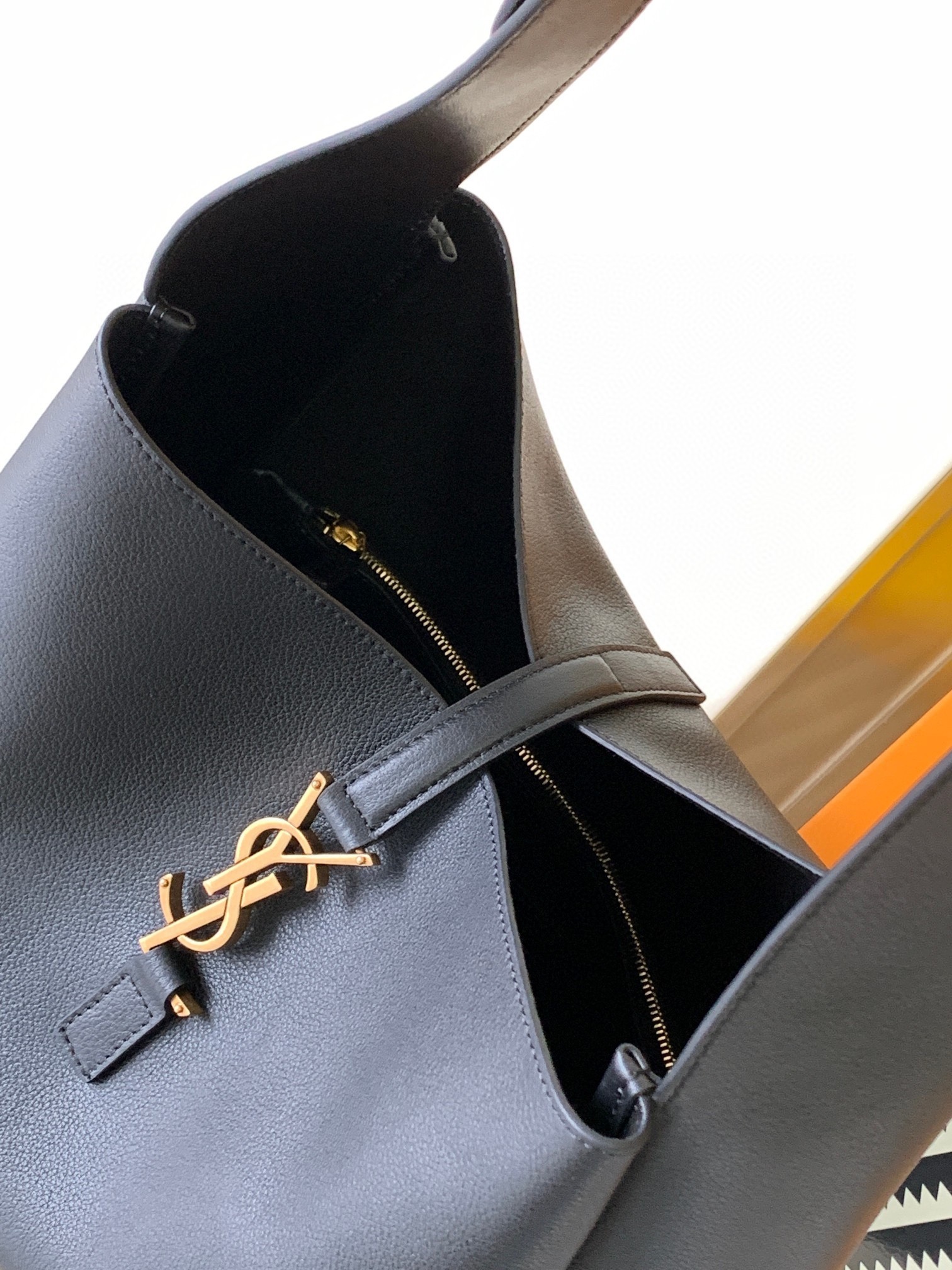 Sa**t Lau*nt le 5 À 7 soft large shoulder bag in black leather