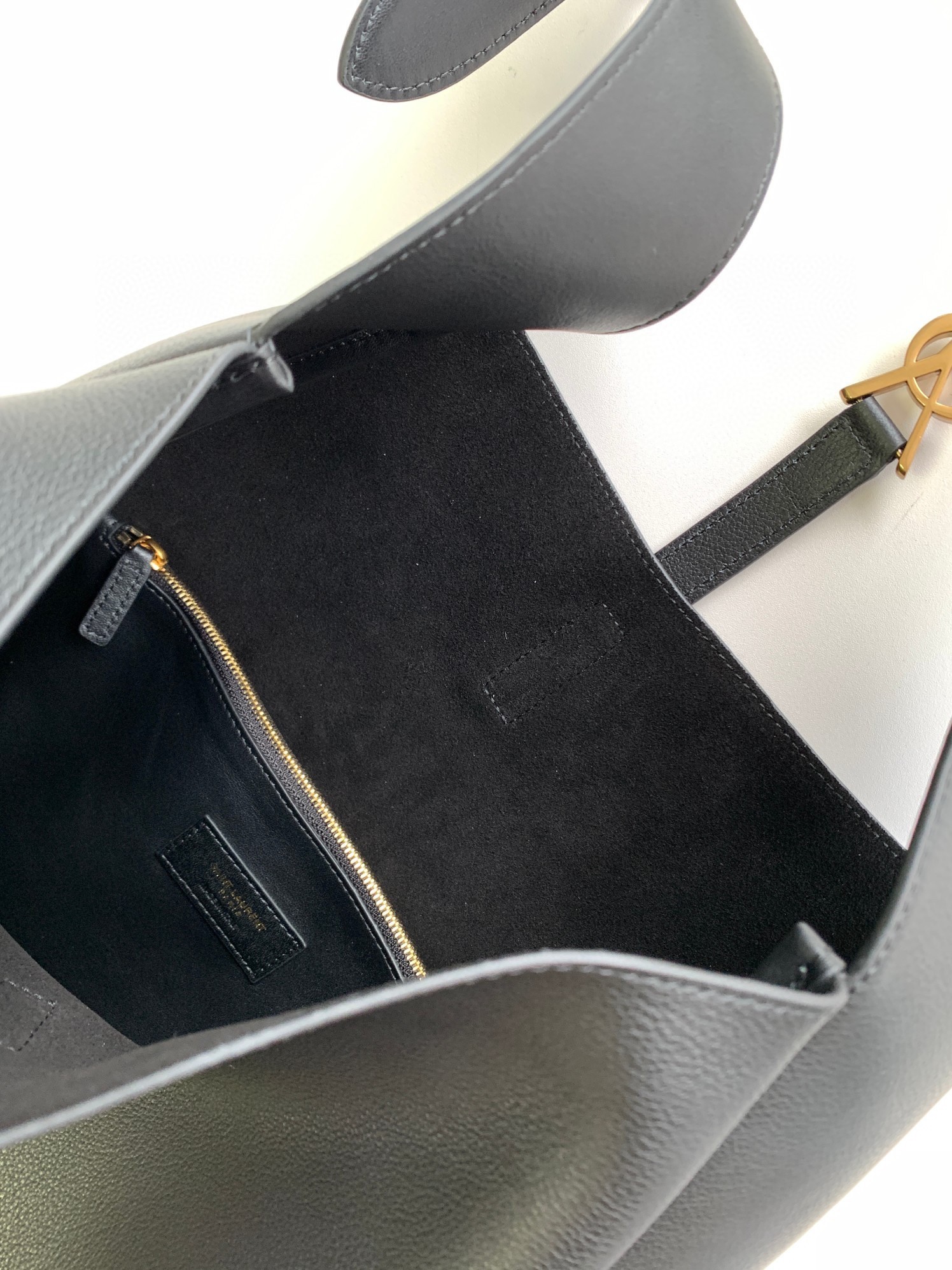 Sa**t Lau*nt le 5 À 7 soft large shoulder bag in black leather