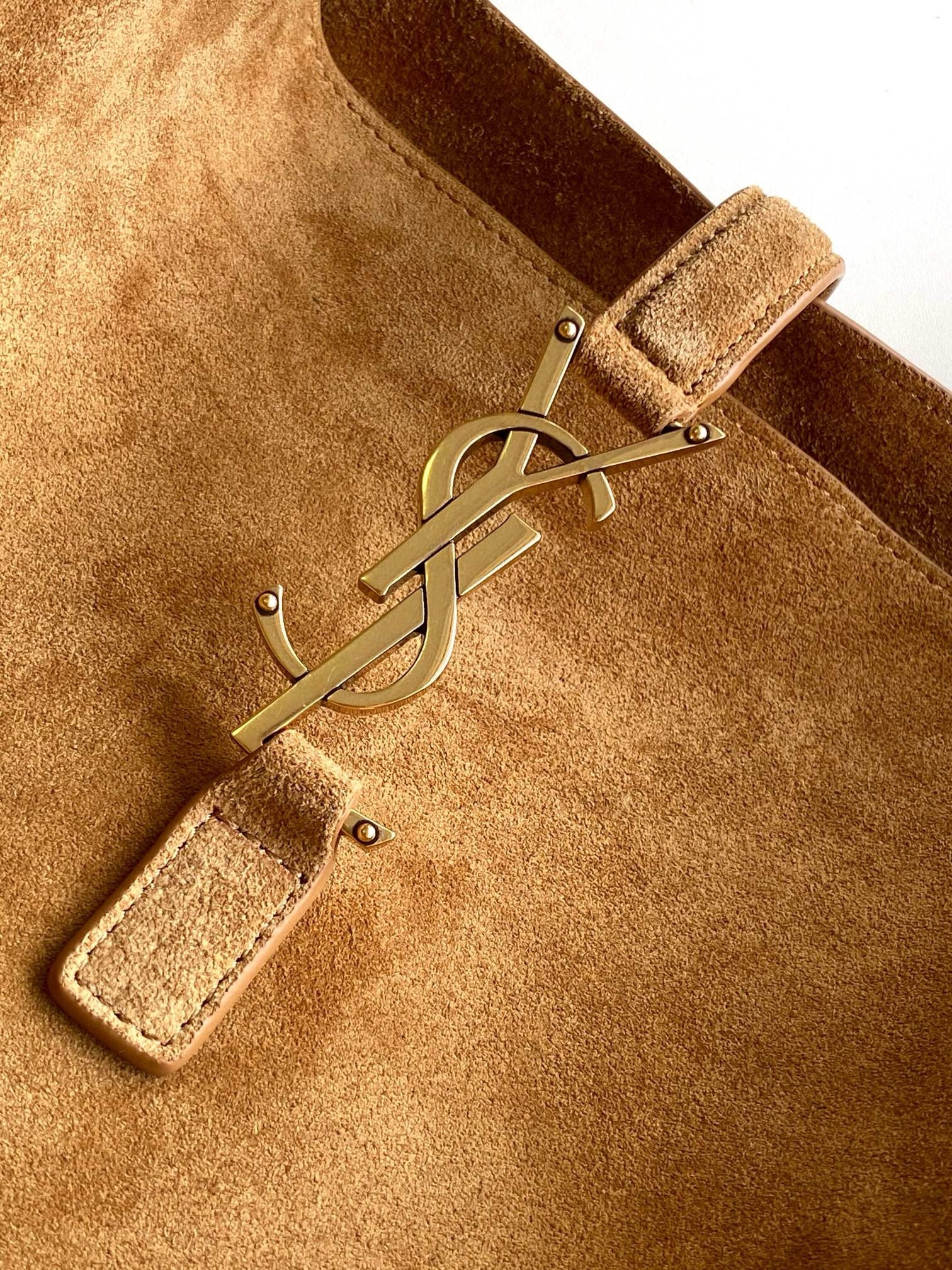 Sa**t Lau*nt le 5 À 7 s*pple large hobo bag in brown suede leather