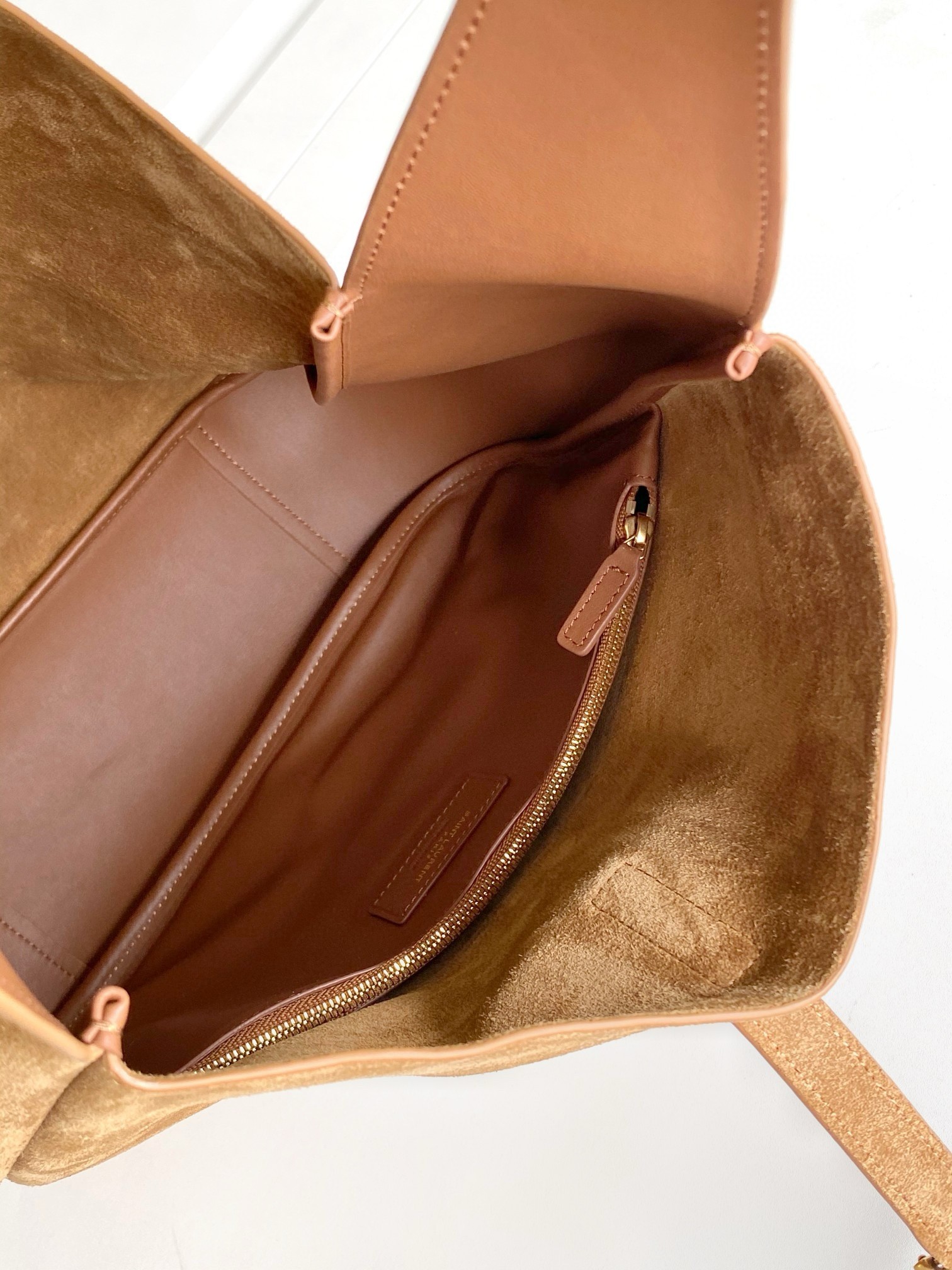 Sa**t Lau*nt le 5 À 7 s*pple large hobo bag in brown suede leather