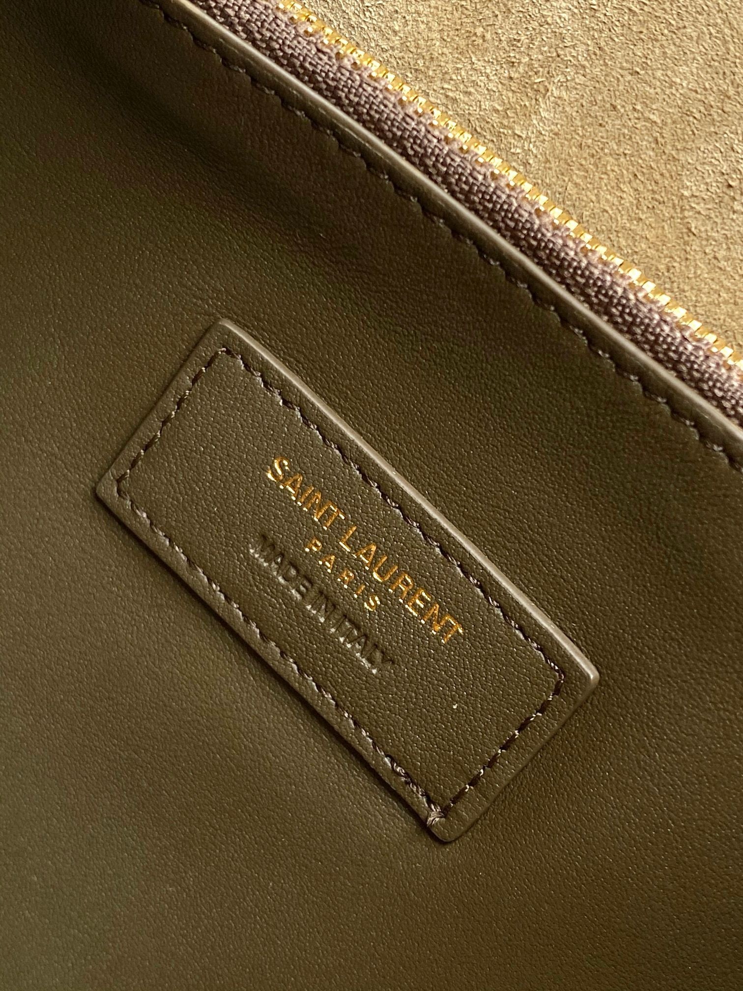Sa**t Lau*nt le 5 À 7 s*pple large hobo bag in green suede leather