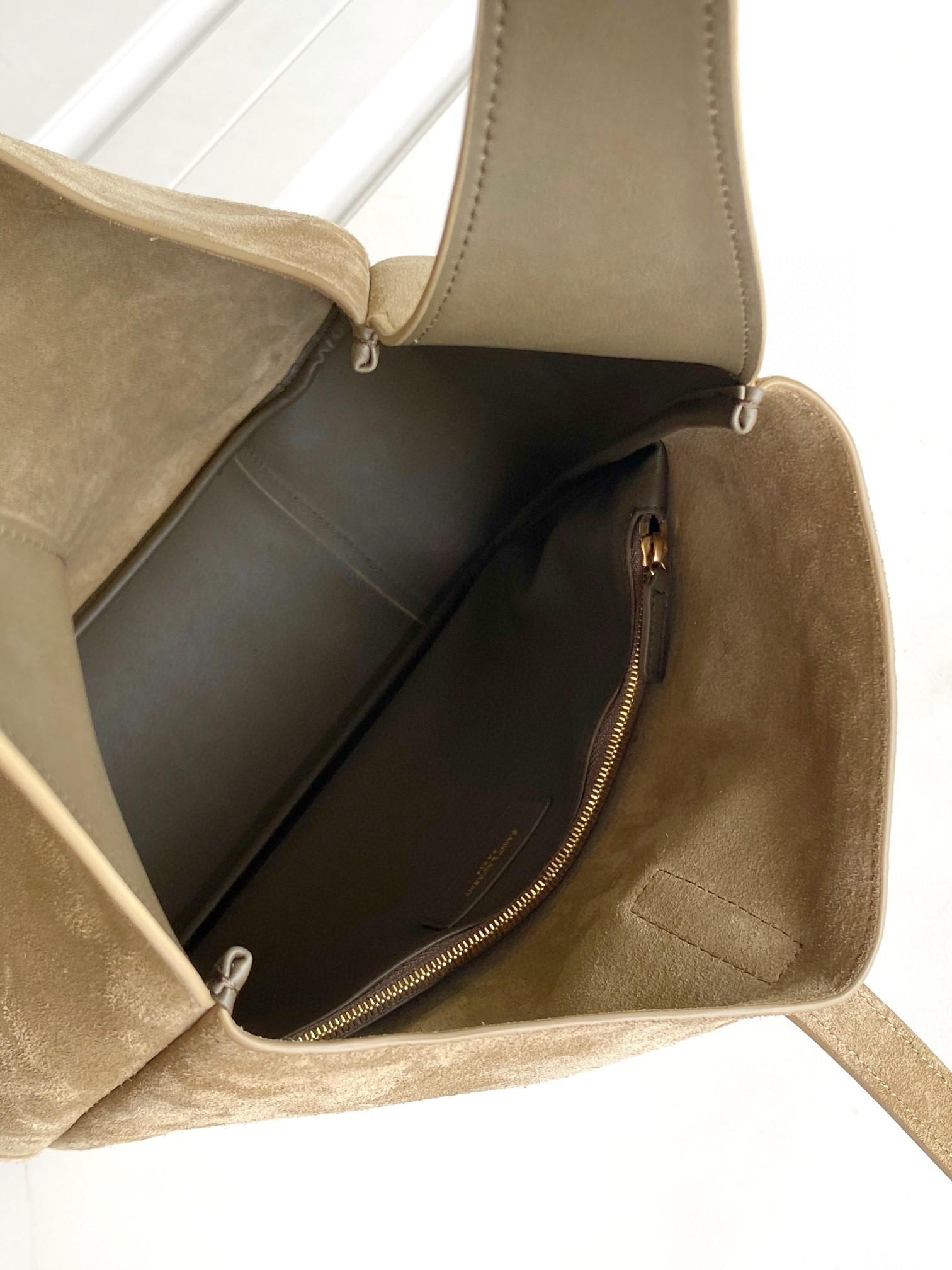 Sa**t Lau*nt le 5 À 7 s*pple large hobo bag in green suede leather