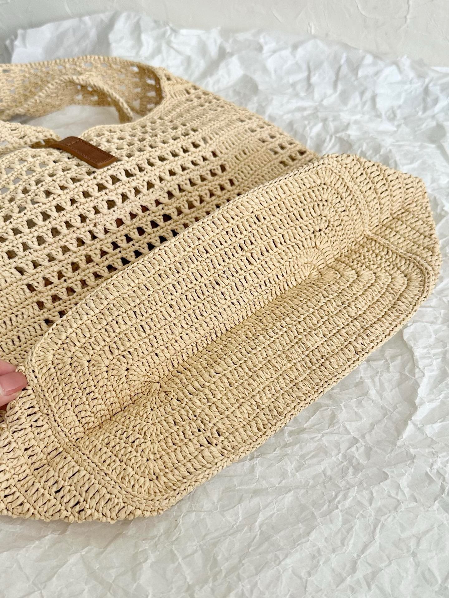 Sa**t Lau*nt le 5 a 7 medium tote bag in naturel raffia