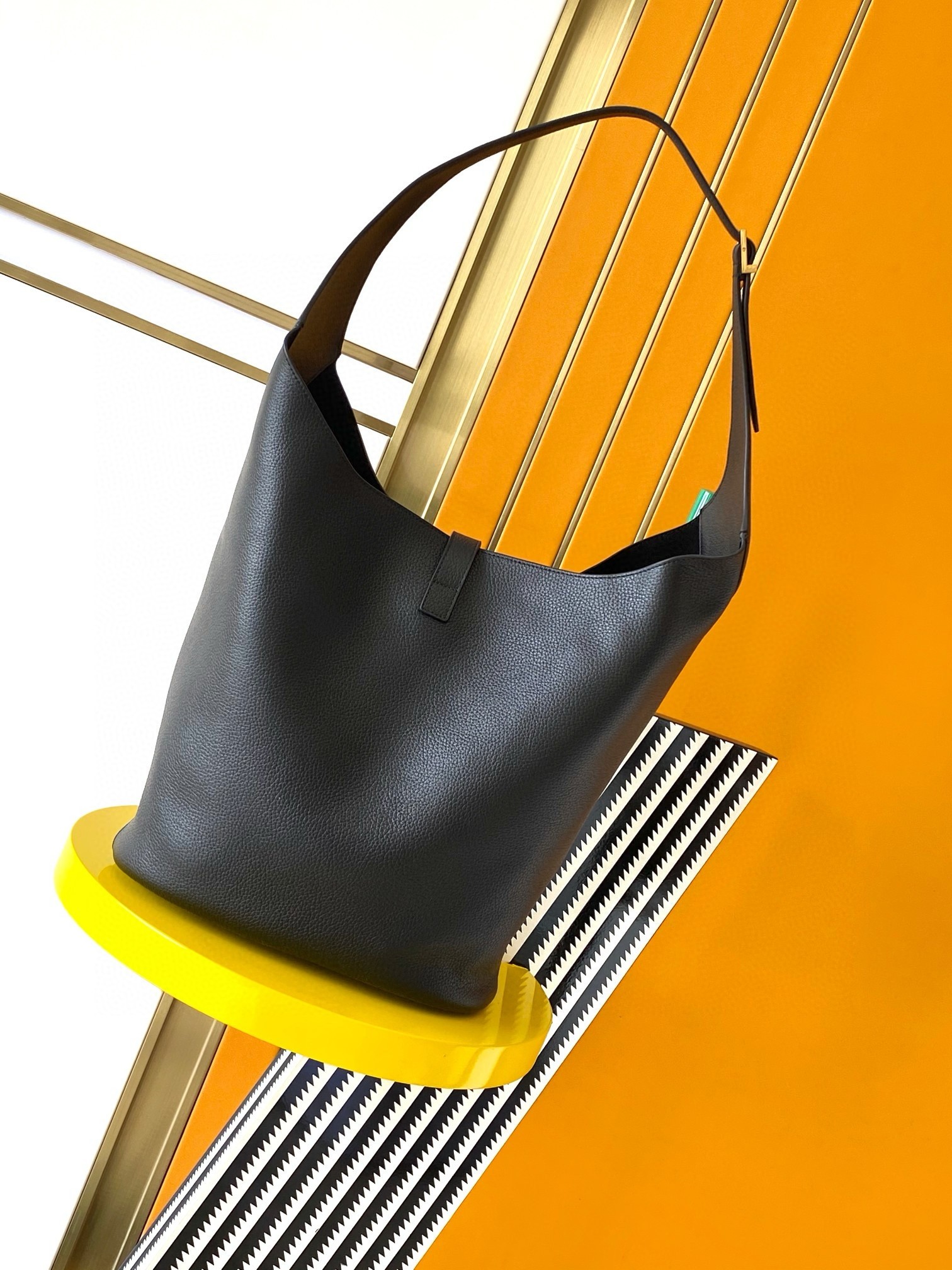 Sa**t Lau*nt le 5 À 7 hobo bag in black grained leather