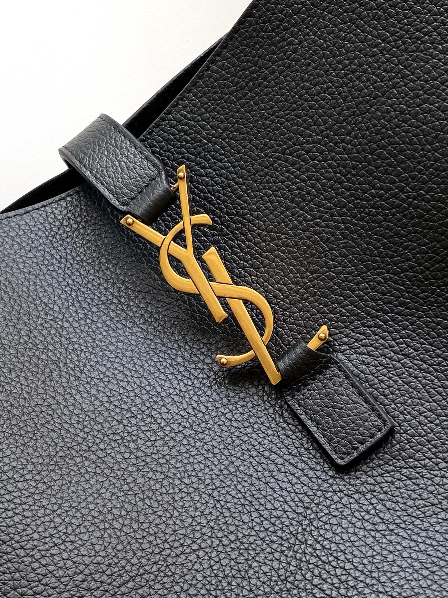 Sa**t Lau*nt le 5 À 7 hobo bag in black grained leather