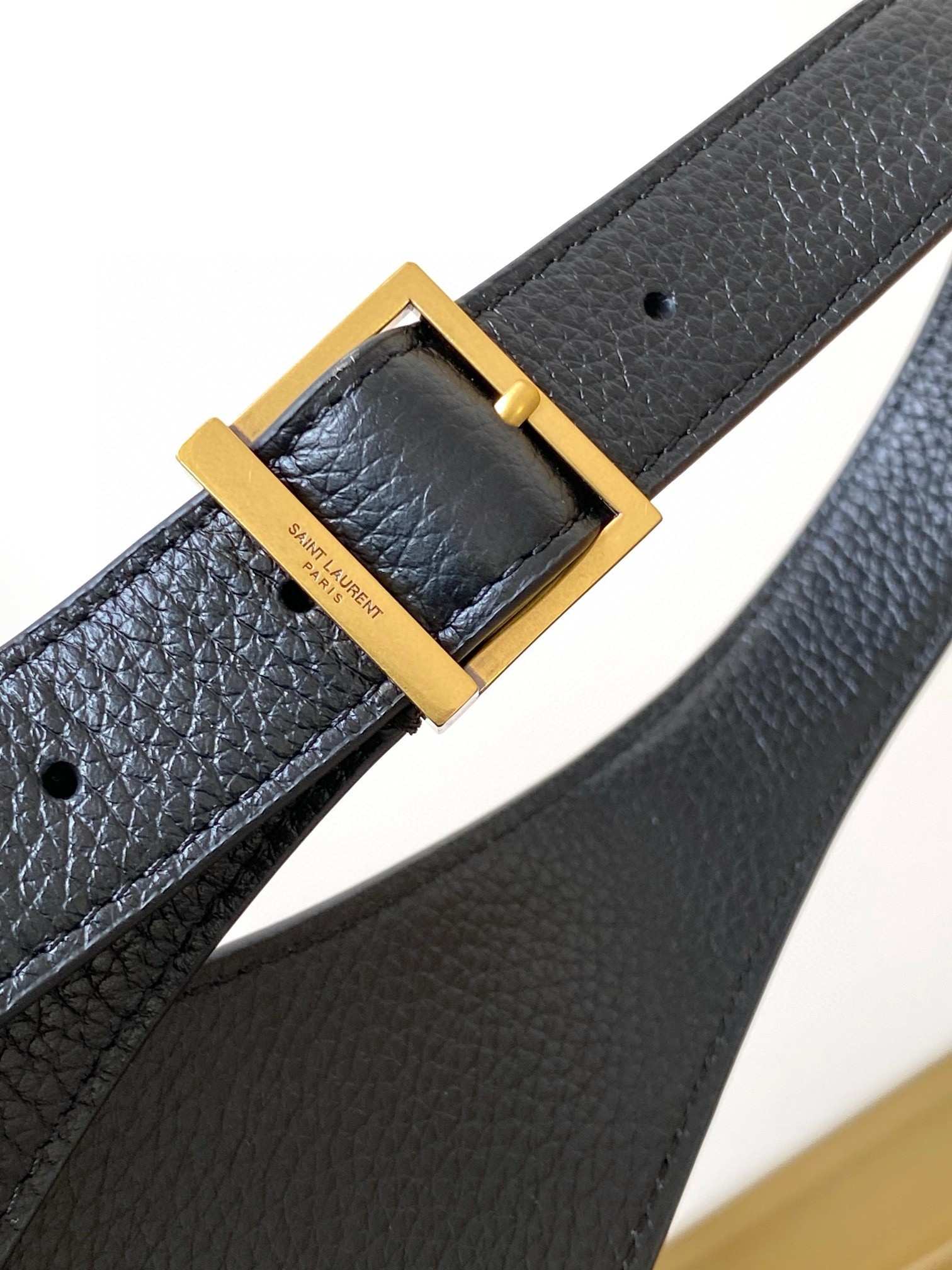 Sa**t Lau*nt le 5 À 7 hobo bag in black grained leather