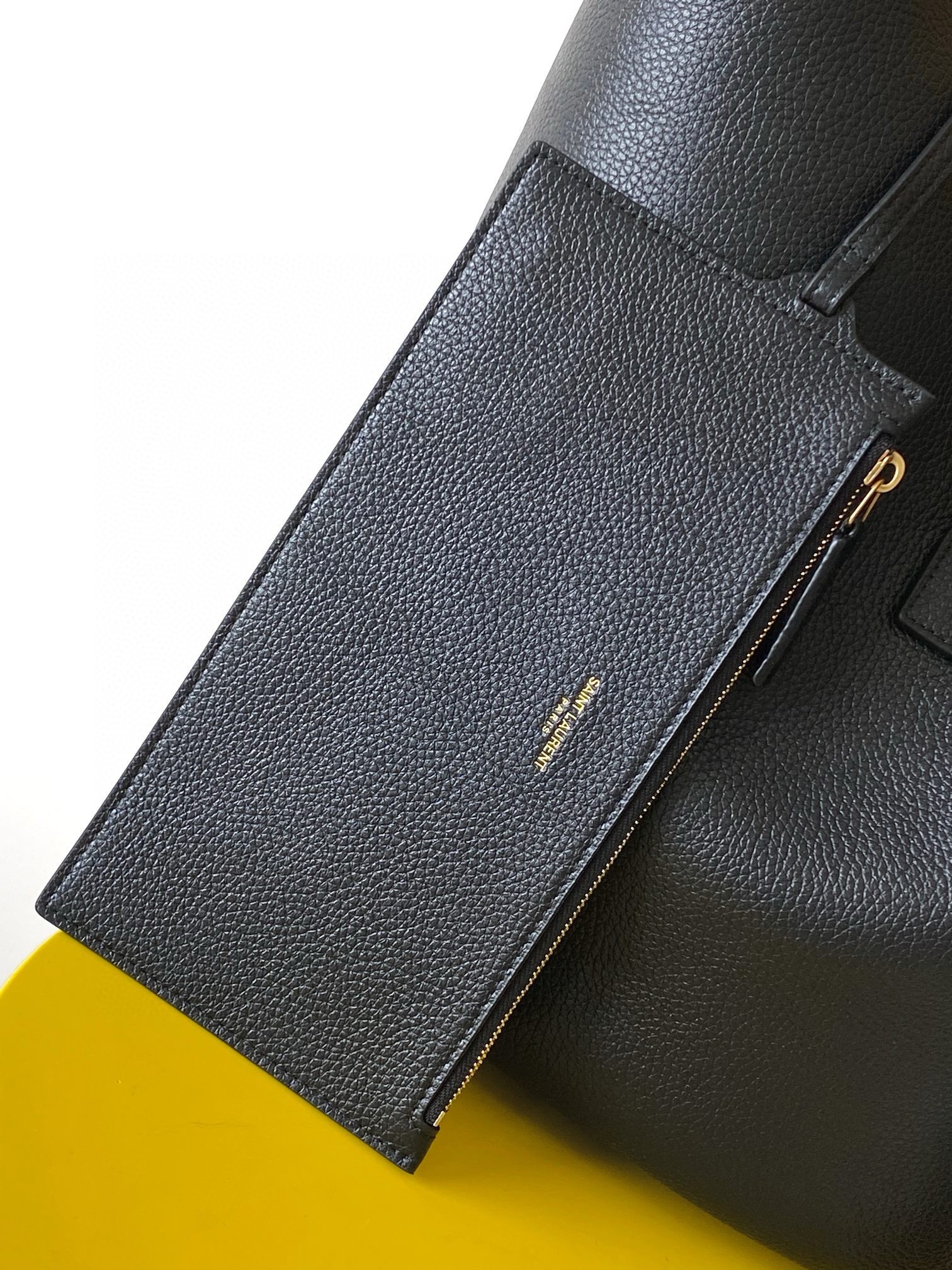 Sa**t Lau*nt le 5 À 7 hobo bag in black grained leather