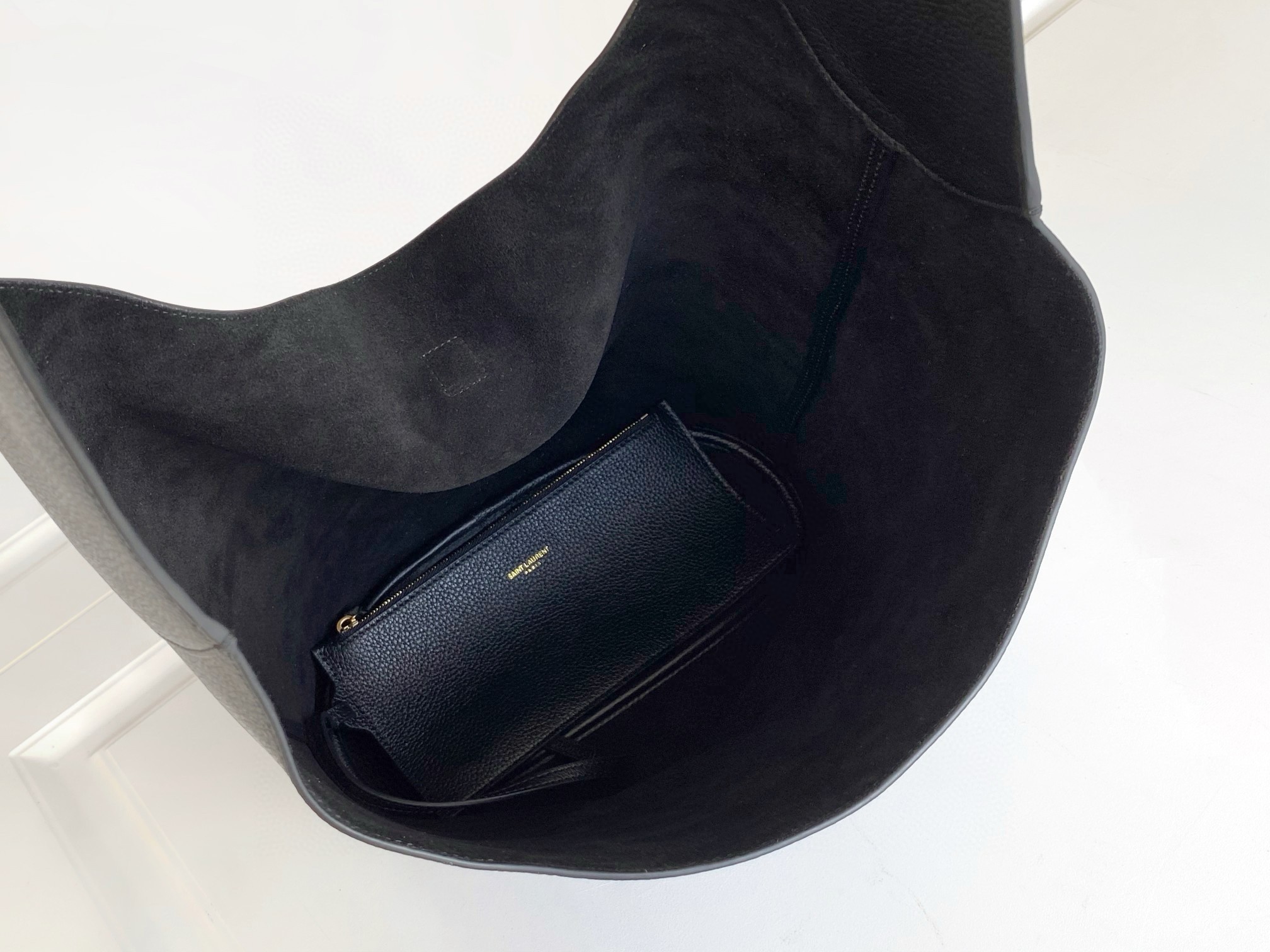 Sa**t Lau*nt le 5 À 7 hobo bag in black grained leather