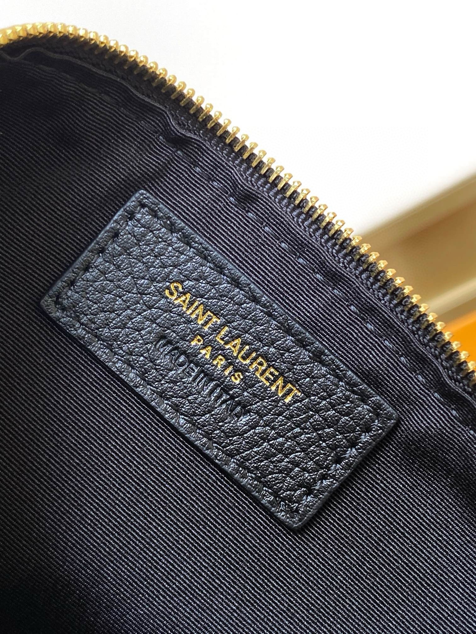 Sa**t Lau*nt le 5 À 7 hobo bag in black grained leather