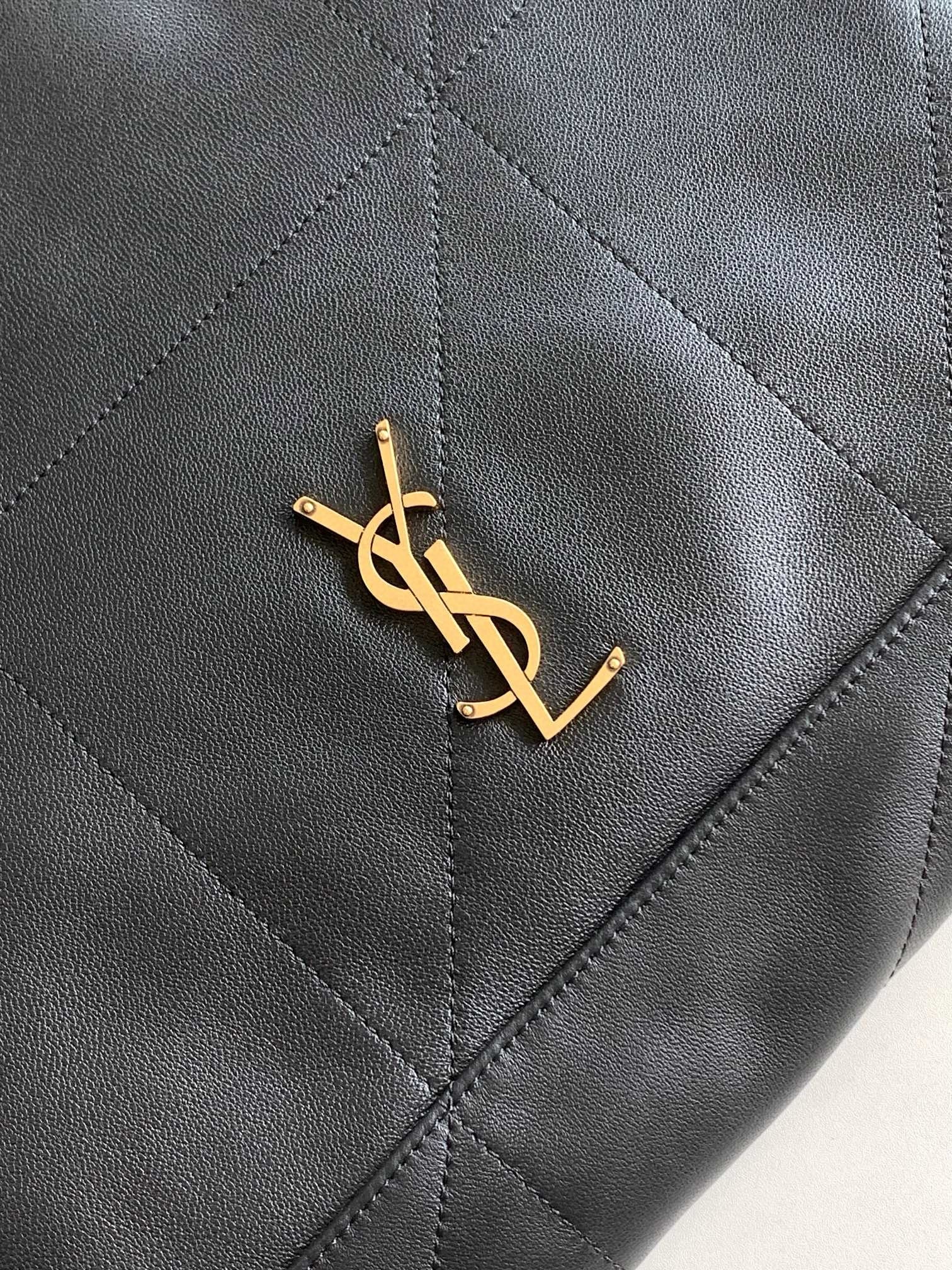 Sa**t Lau*nt jamie 4.3 pochon bag in black lambskin