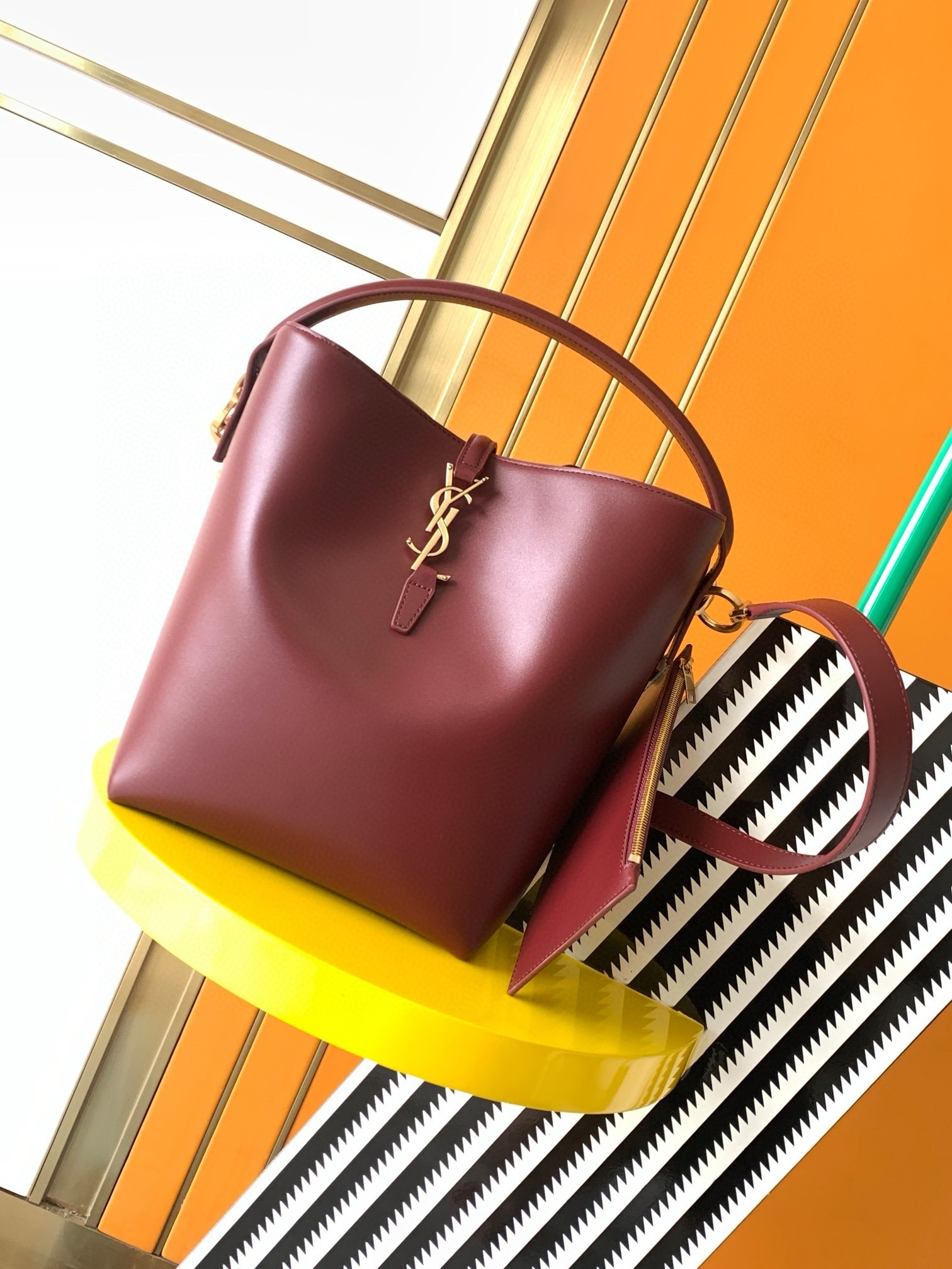 Sa**t Lau*nt le 37 large bucket bag in burgundy leather
