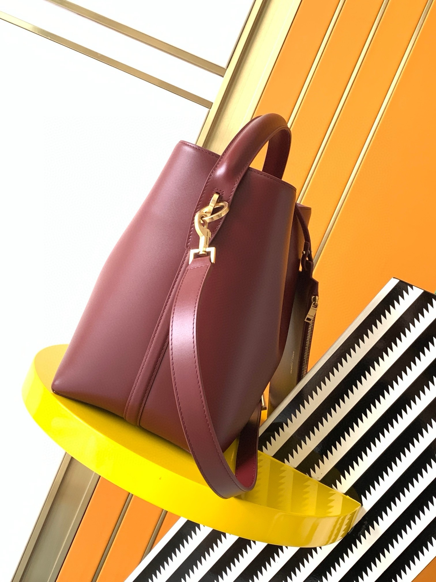 Sa**t Lau*nt le 37 large bucket bag in burgundy leather