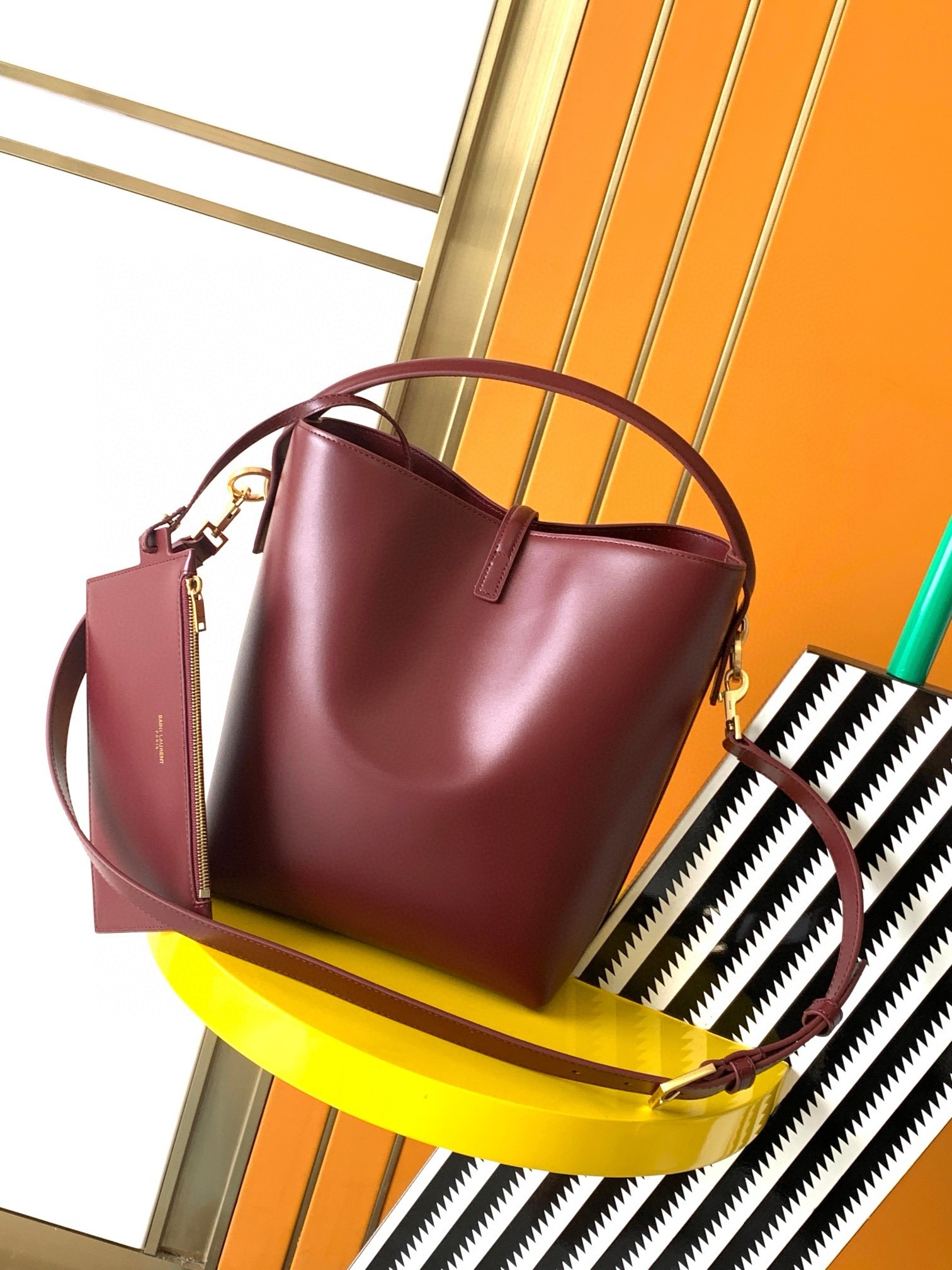 Sa**t Lau*nt le 37 large bucket bag in burgundy leather