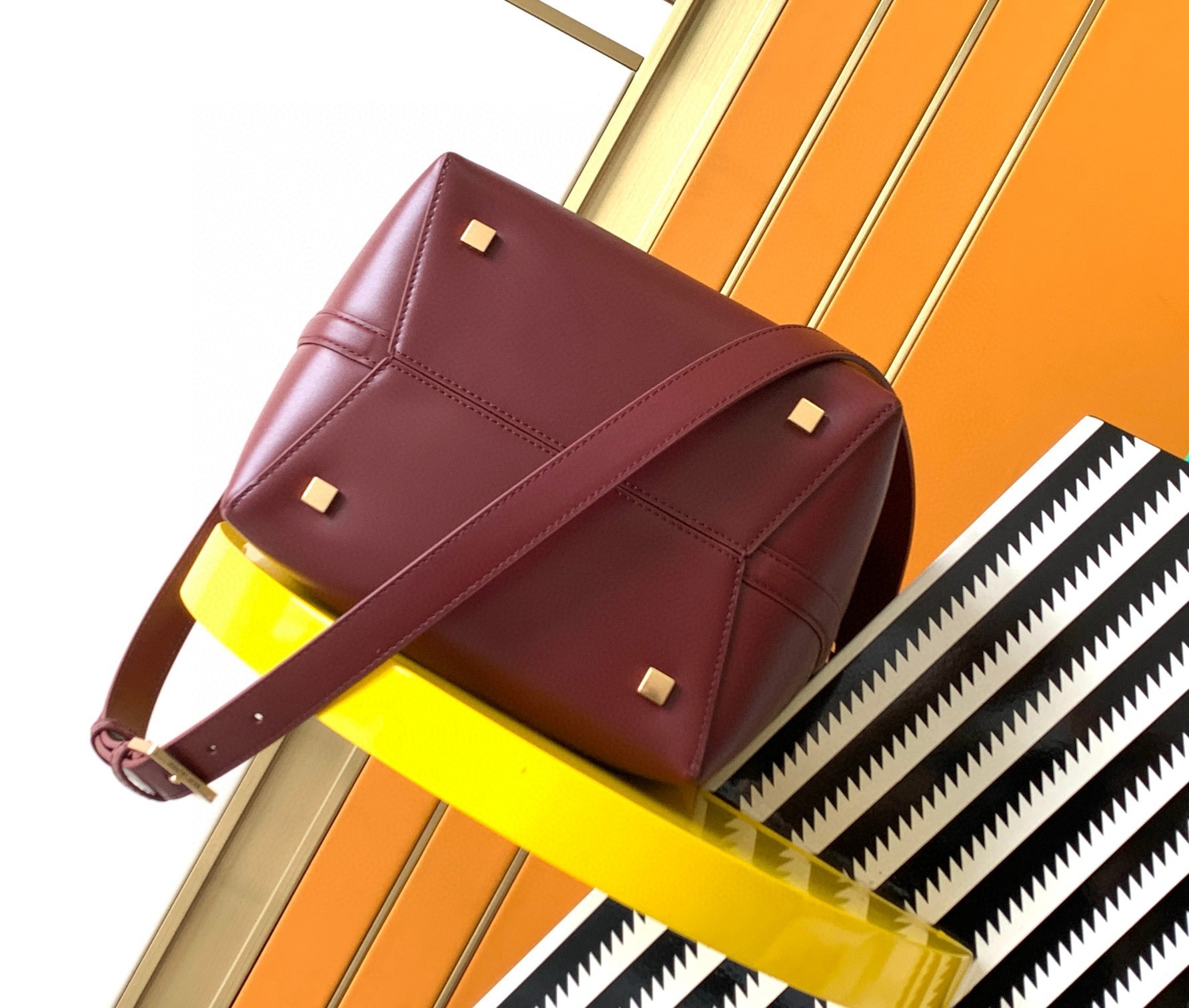 Sa**t Lau*nt le 37 large bucket bag in burgundy leather