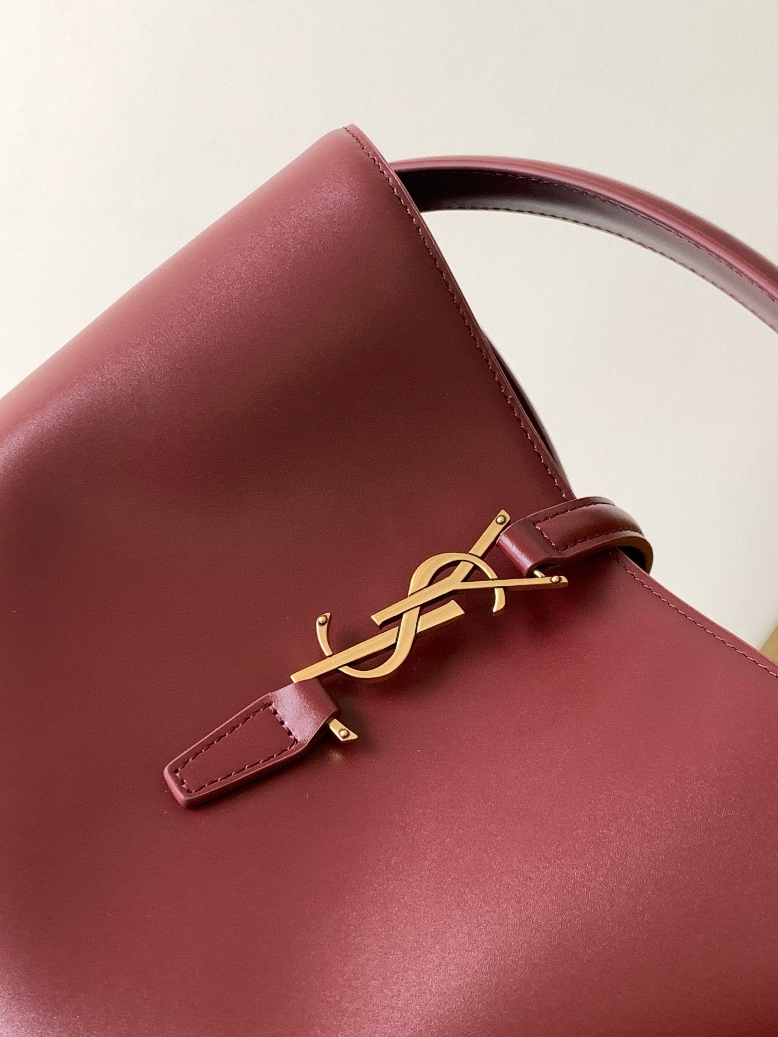 Sa**t Lau*nt le 37 large bucket bag in burgundy leather