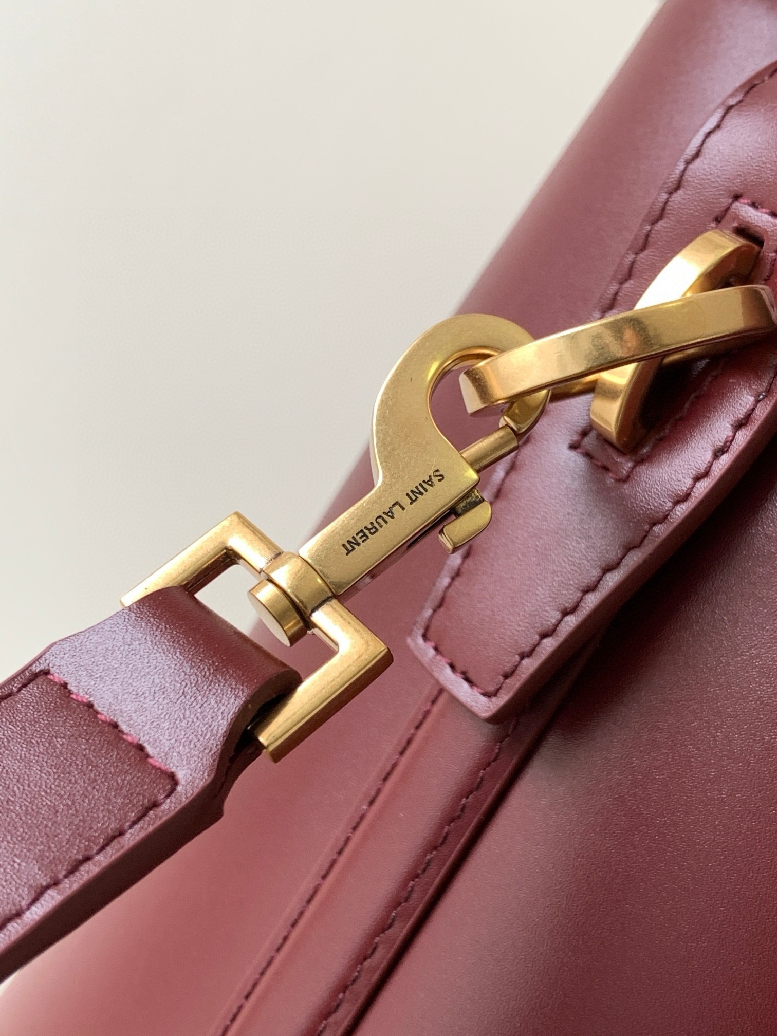 Sa**t Lau*nt le 37 large bucket bag in burgundy leather
