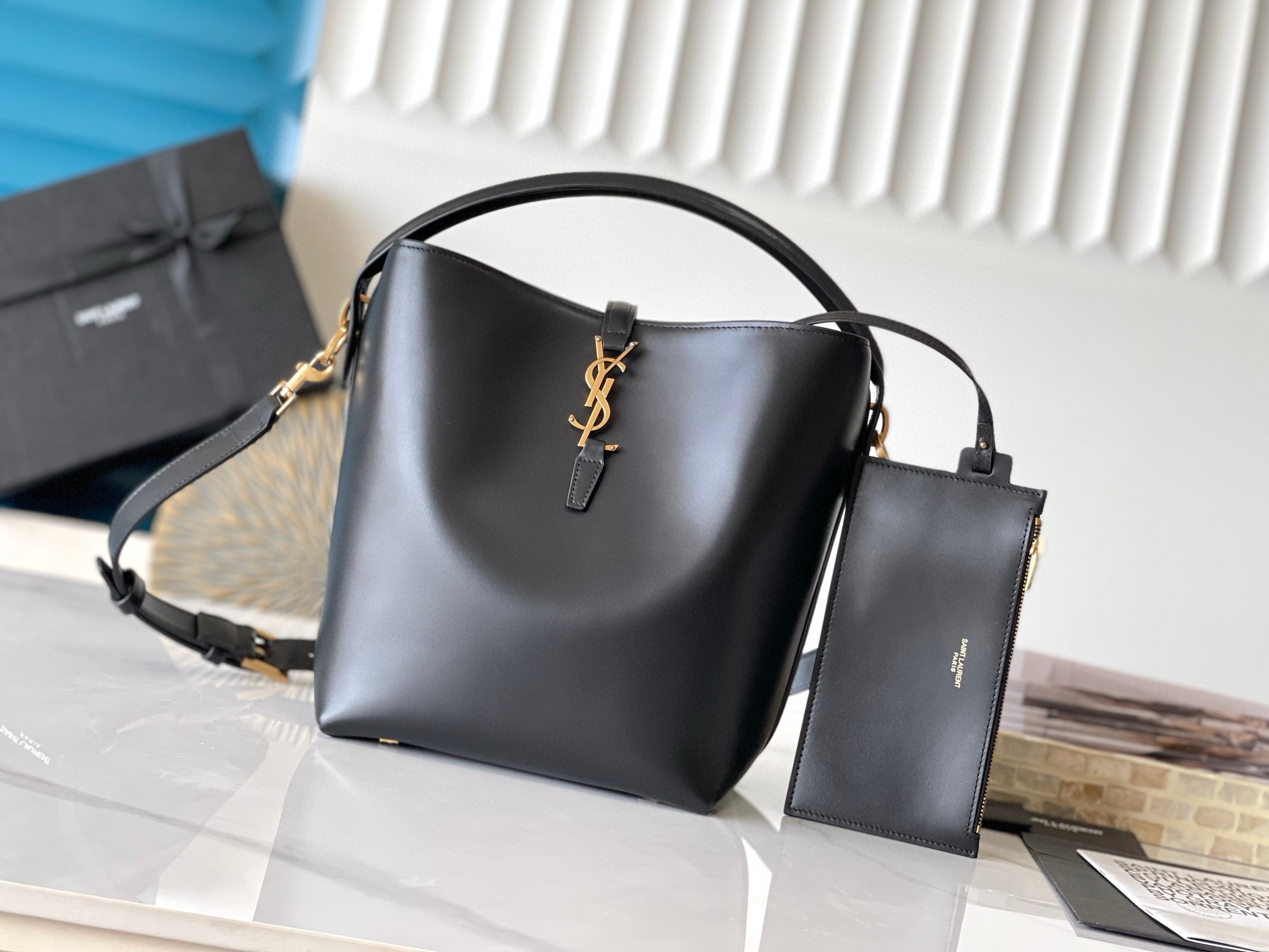 Sa**t Lau*nt le 37 large bucket bag in black leather