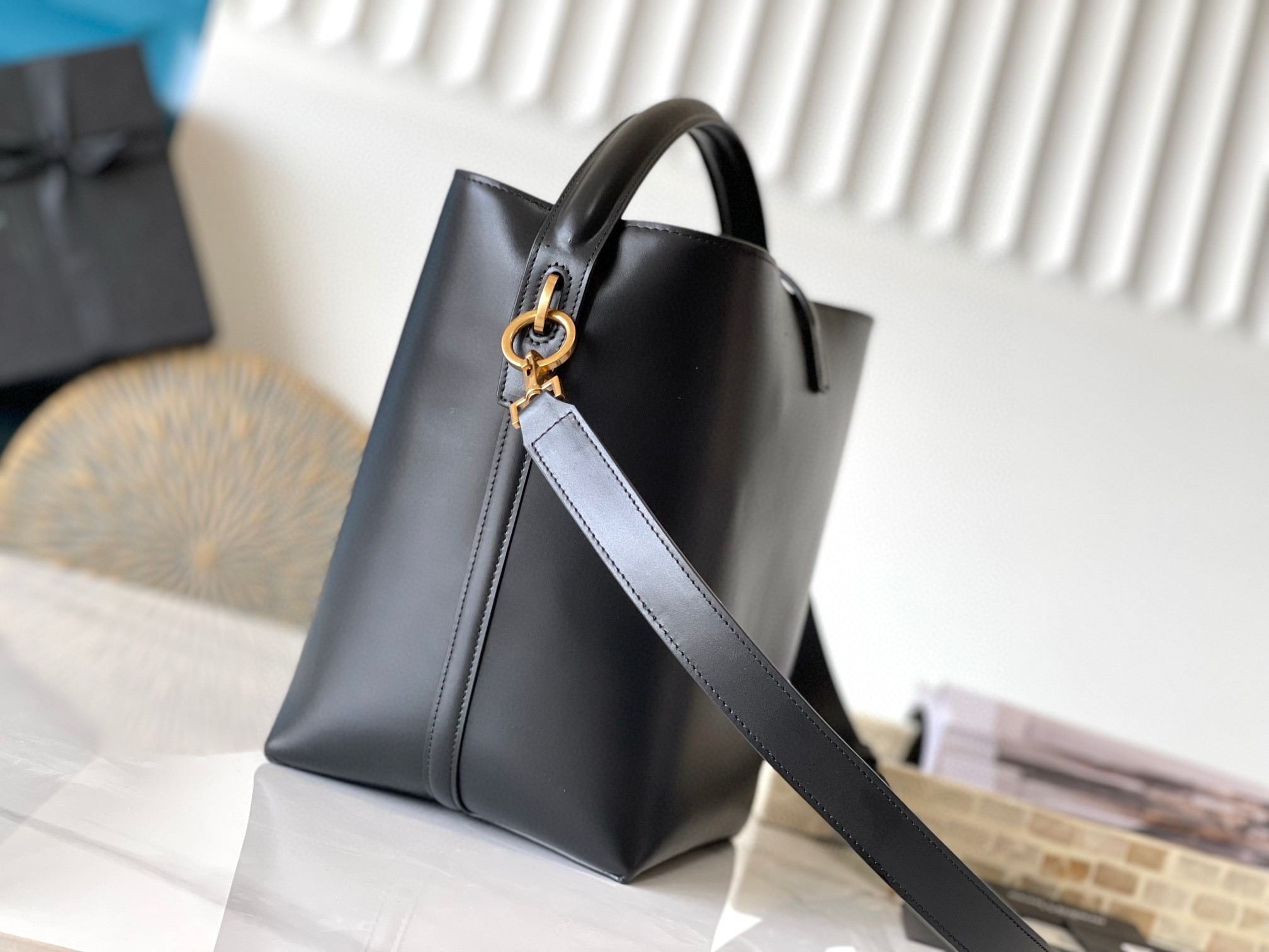 Sa**t Lau*nt le 37 large bucket bag in black leather