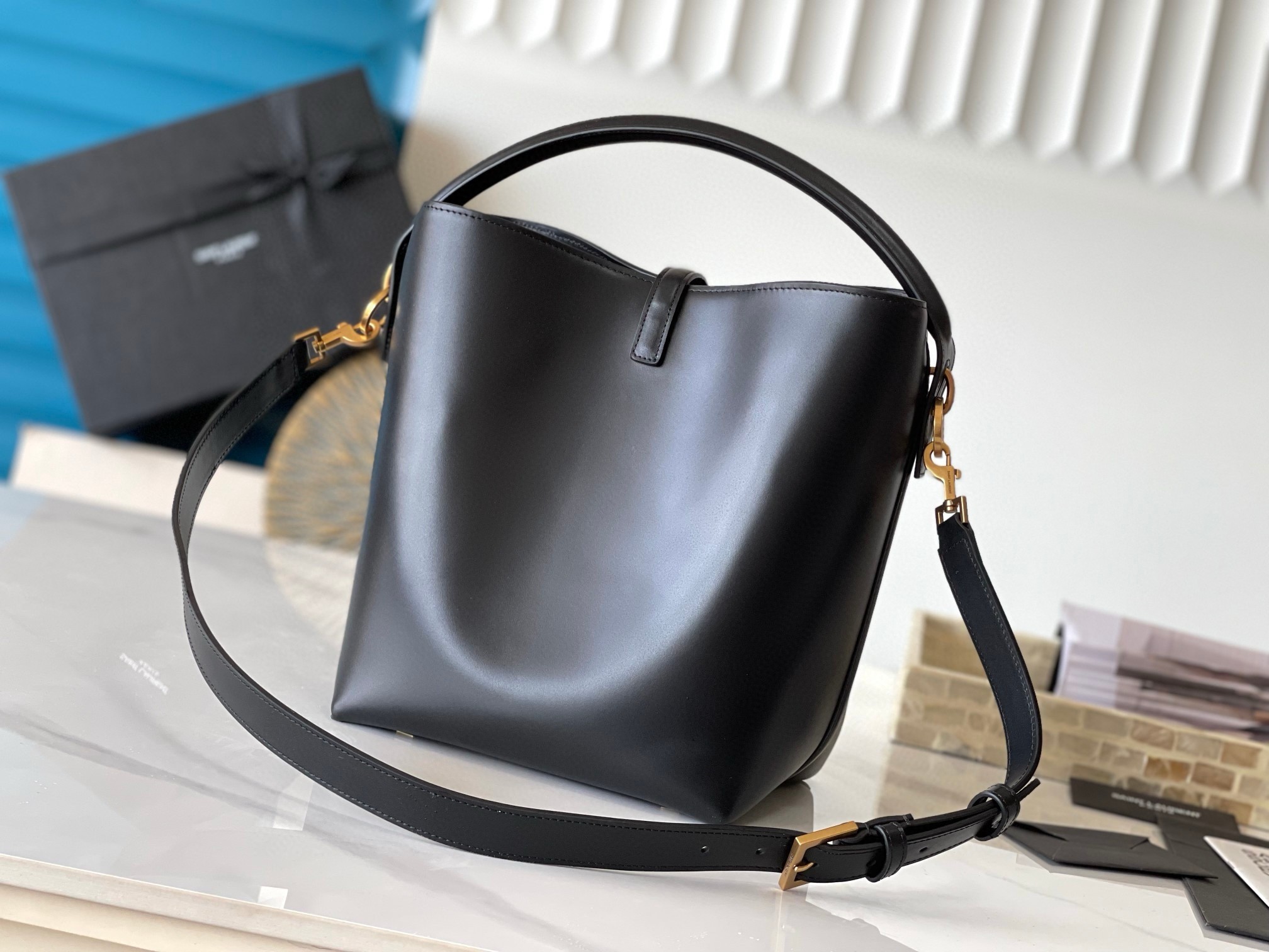 Sa**t Lau*nt le 37 large bucket bag in black leather