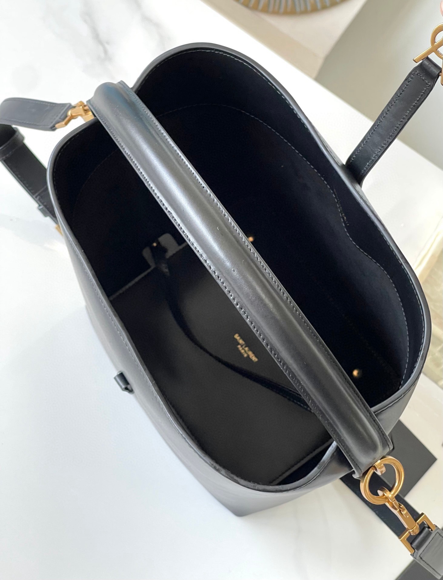 Sa**t Lau*nt le 37 large bucket bag in black leather