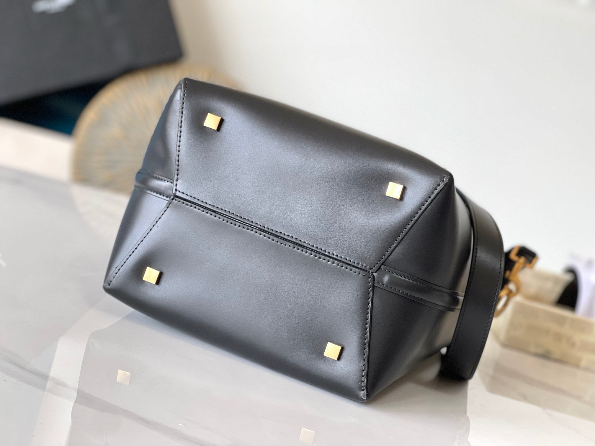 Sa**t Lau*nt le 37 large bucket bag in black leather