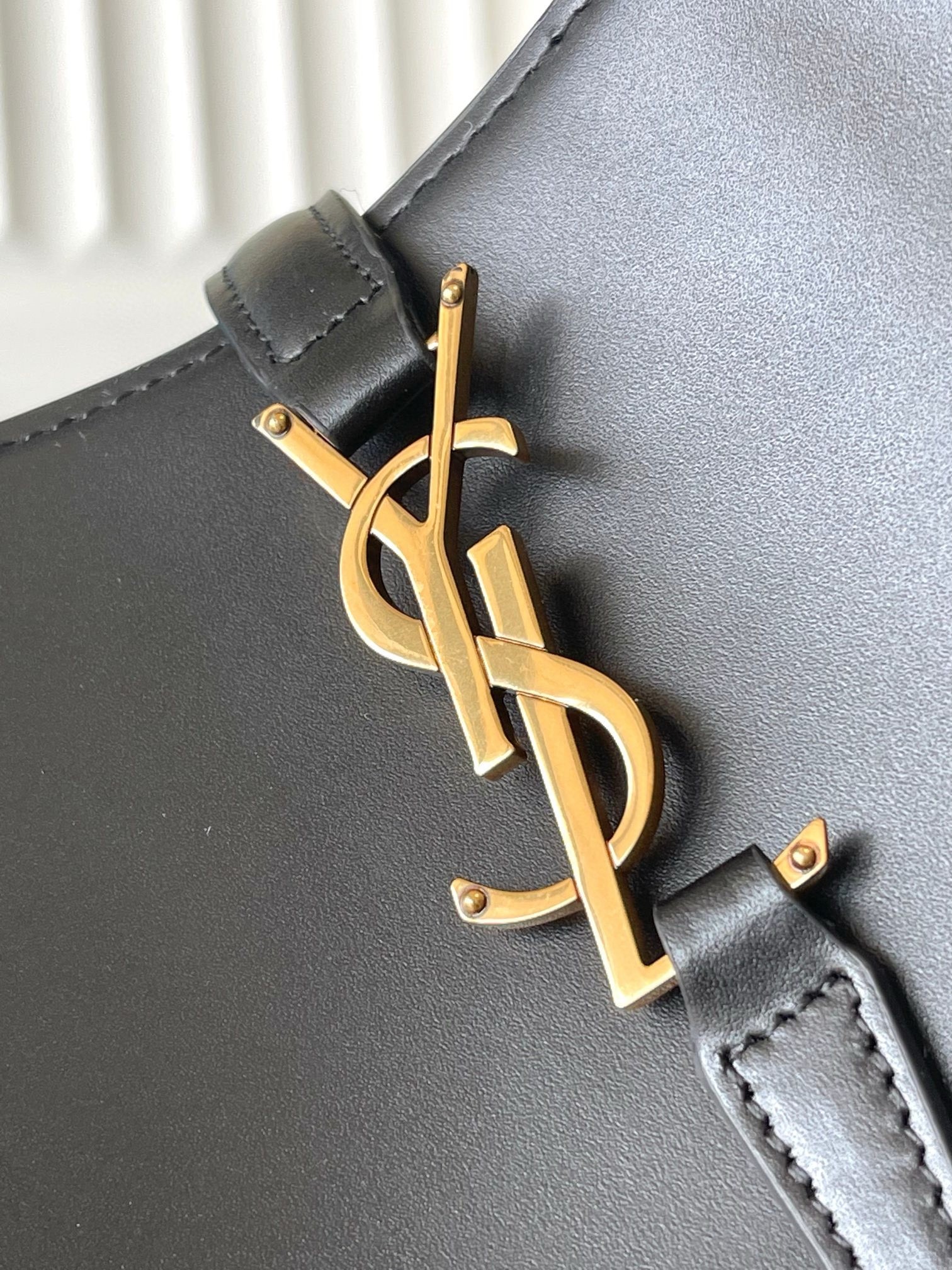 Sa**t Lau*nt le 37 large bucket bag in black leather