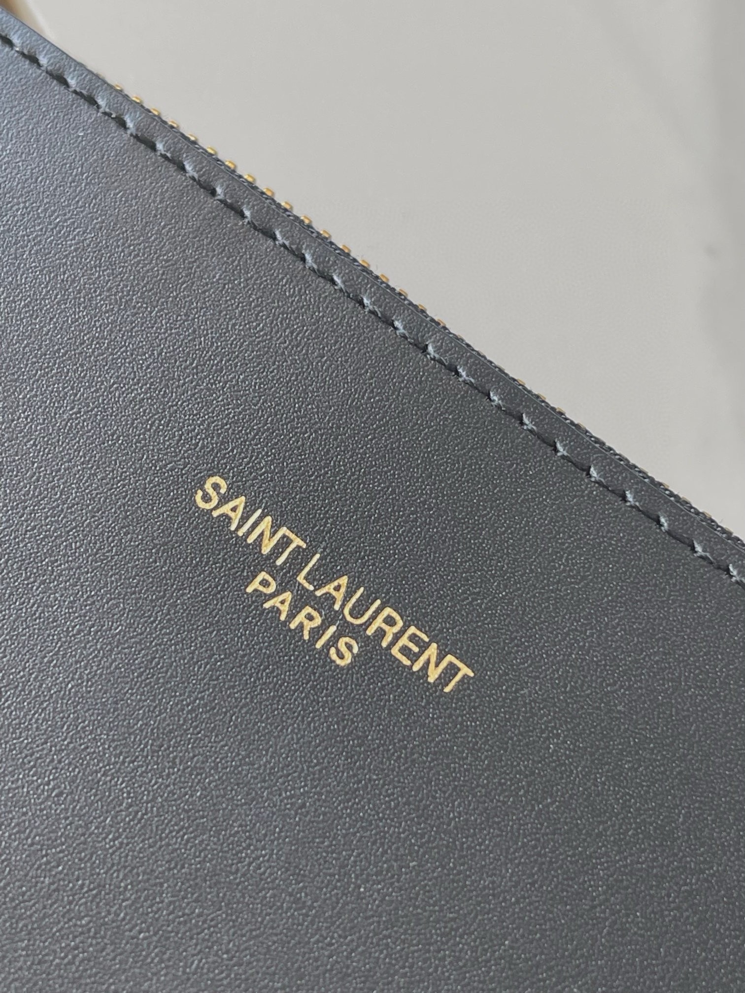 Sa**t Lau*nt le 37 large bucket bag in black leather