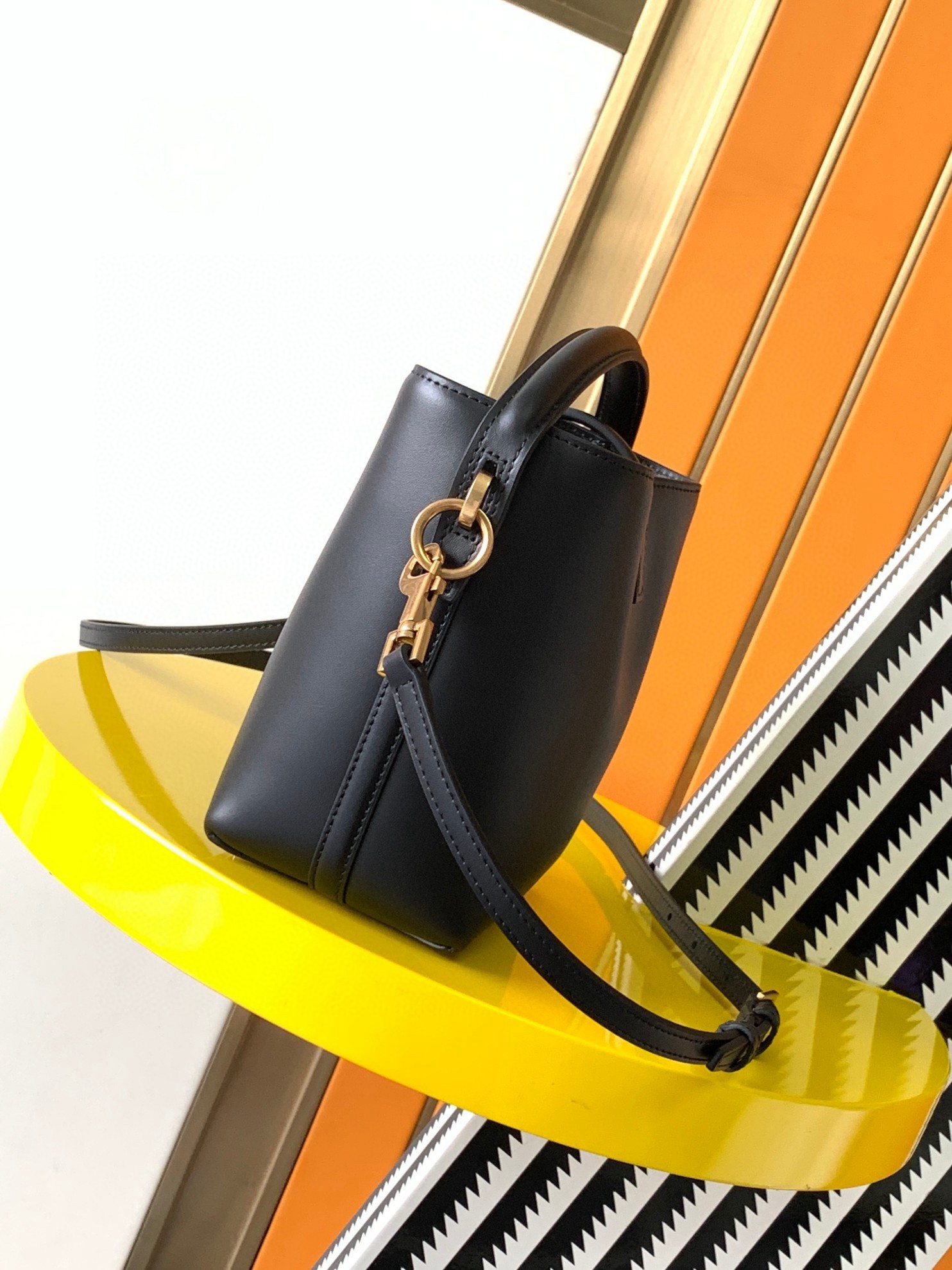 Sa**t Lau*nt le 37 mini bucket bag in black leather