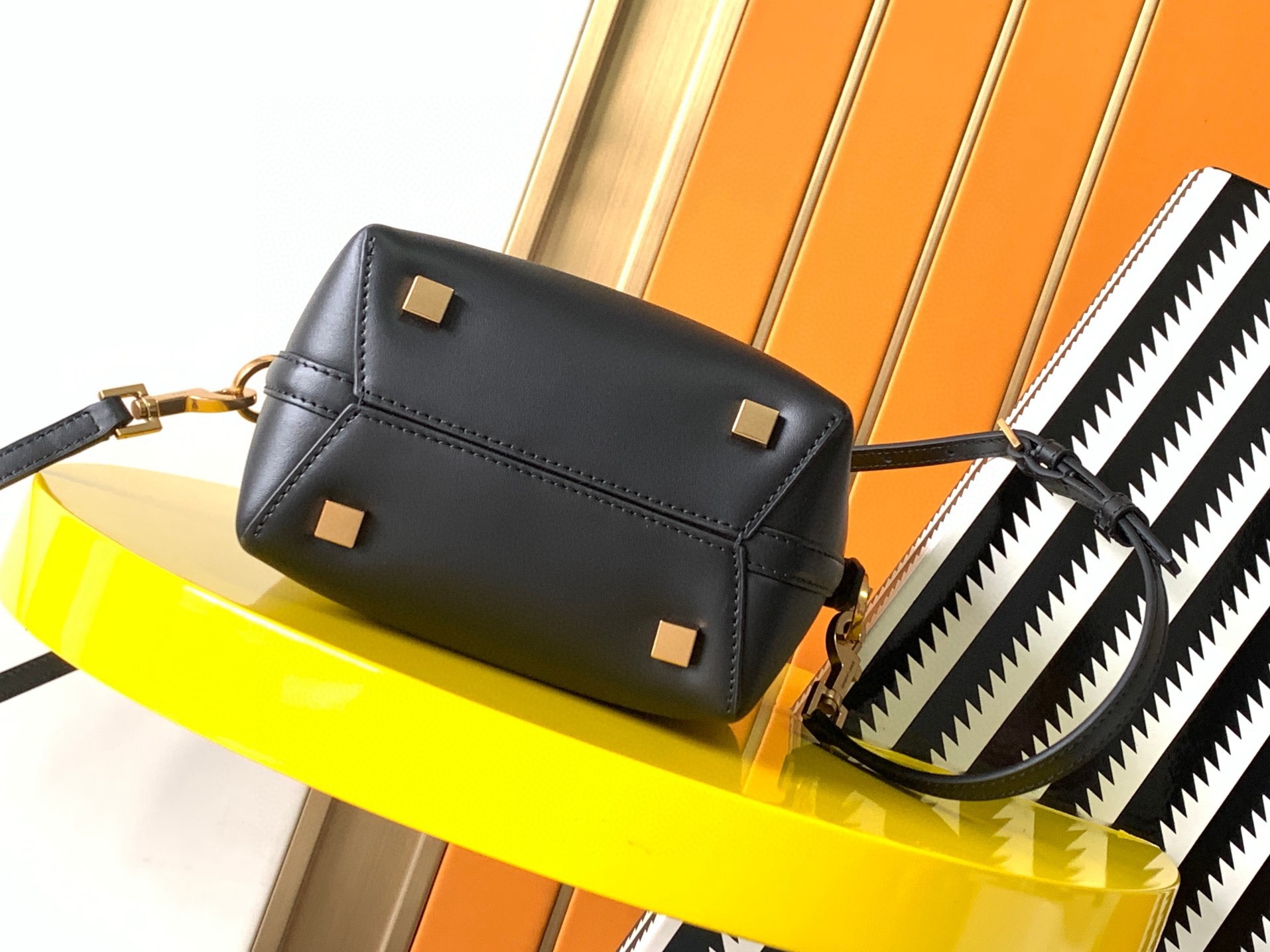Sa**t Lau*nt le 37 mini bucket bag in black leather