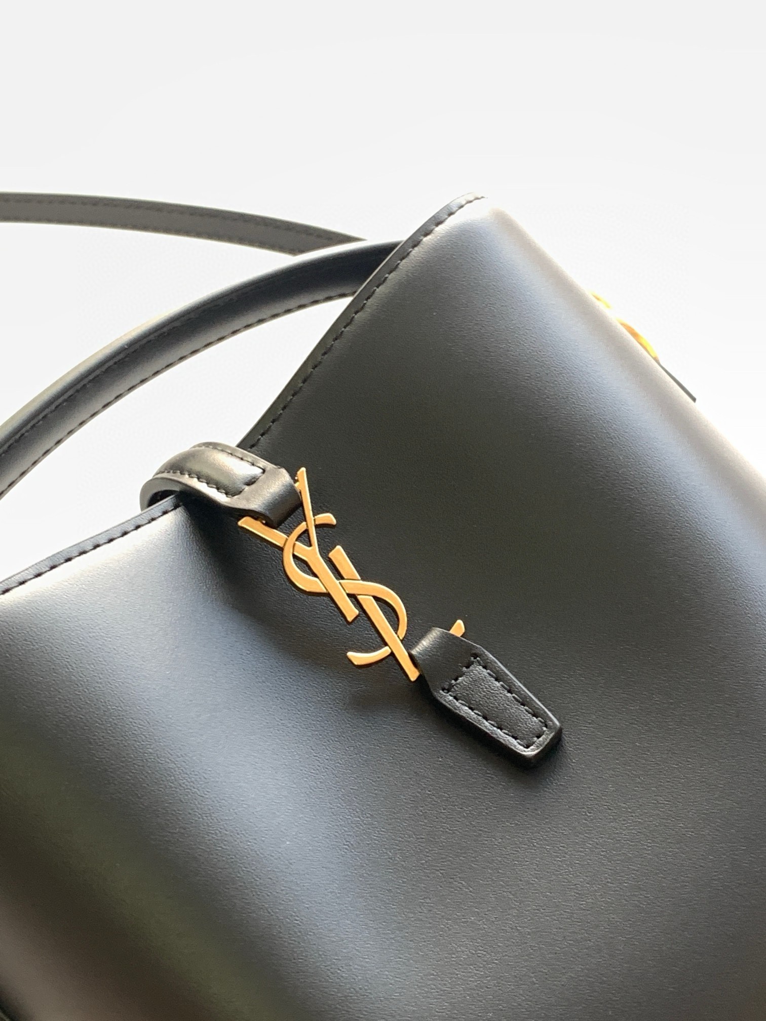 Sa**t Lau*nt le 37 mini bucket bag in black leather