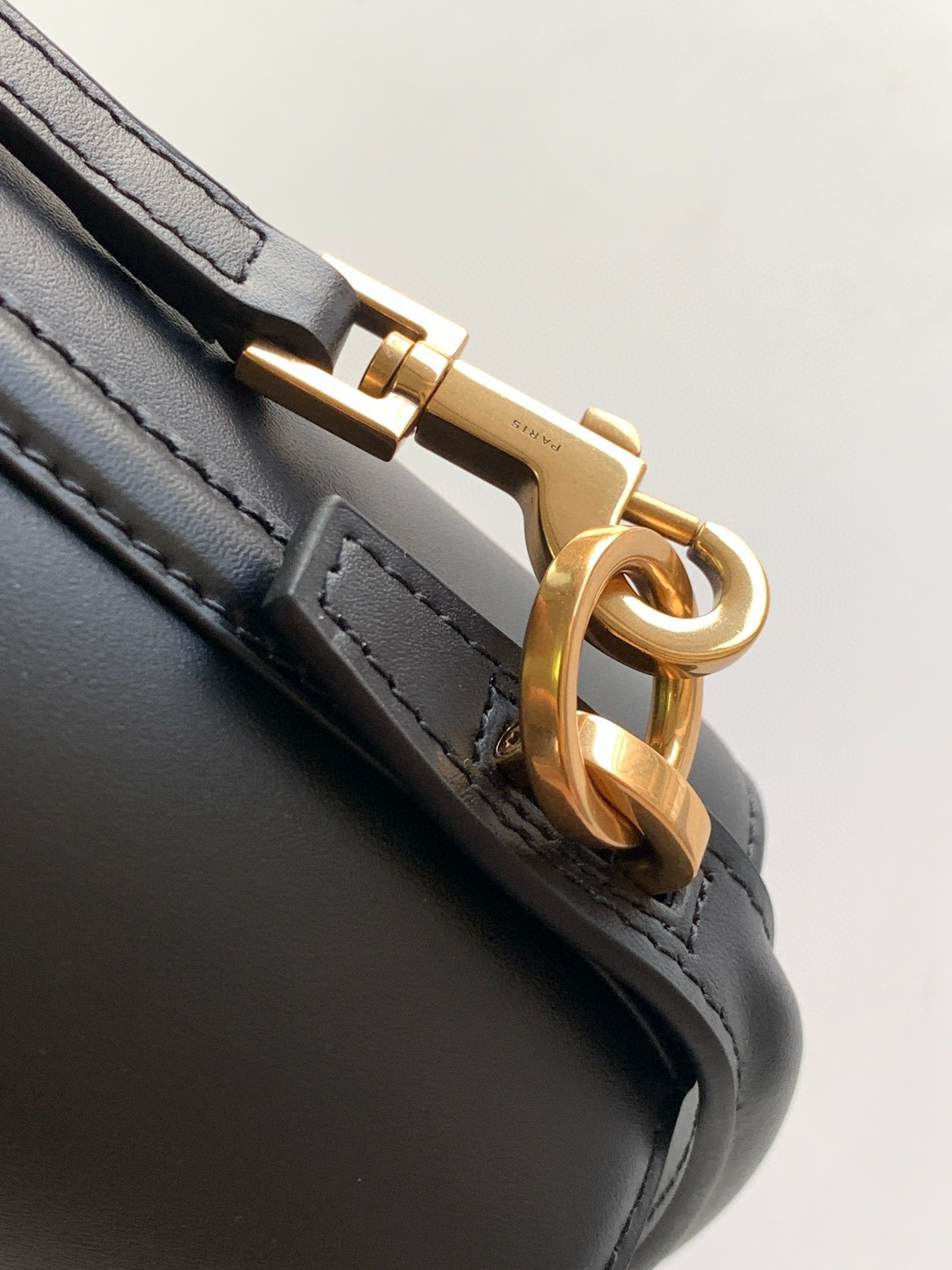 Sa**t Lau*nt le 37 mini bucket bag in black leather