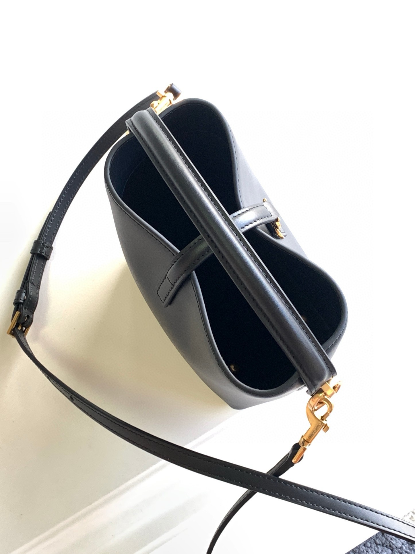 Sa**t Lau*nt le 37 mini bucket bag in black leather