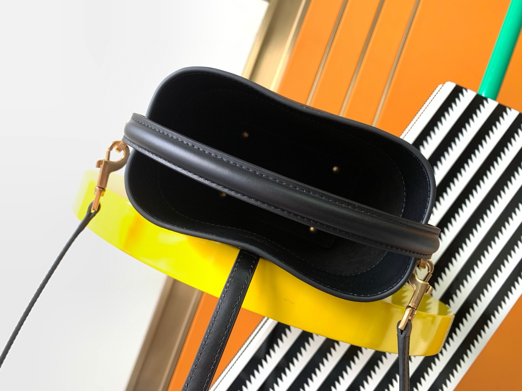 Sa**t Lau*nt le 37 mini bucket bag in black leather