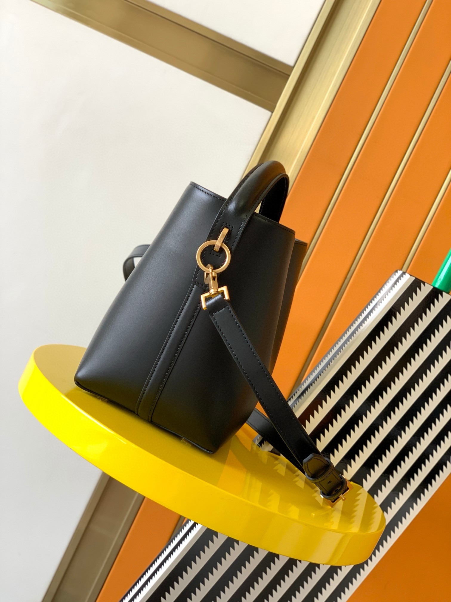 Sa**t Lau*nt le 37 small bucket bag in black leather