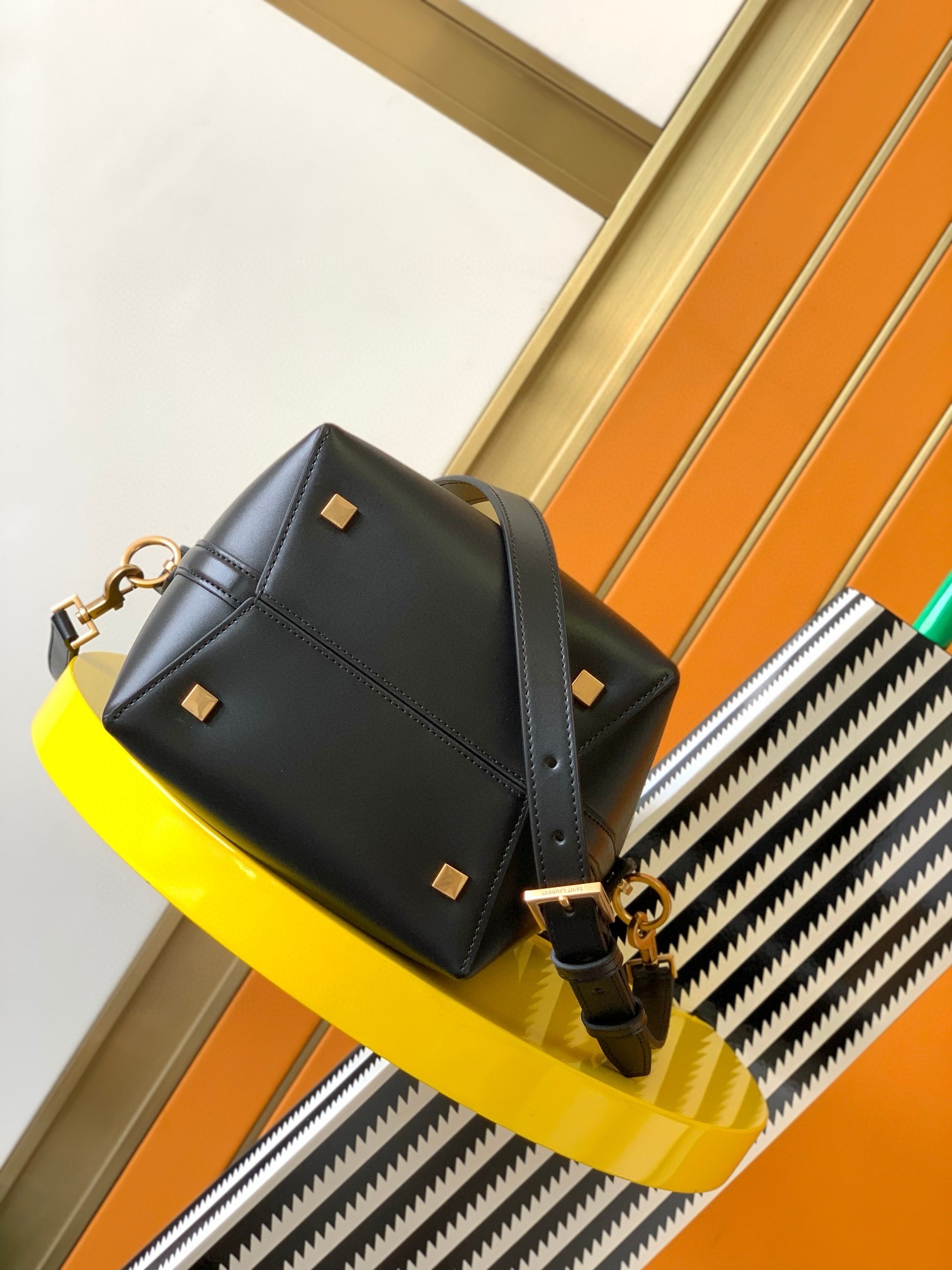 Sa**t Lau*nt le 37 small bucket bag in black leather