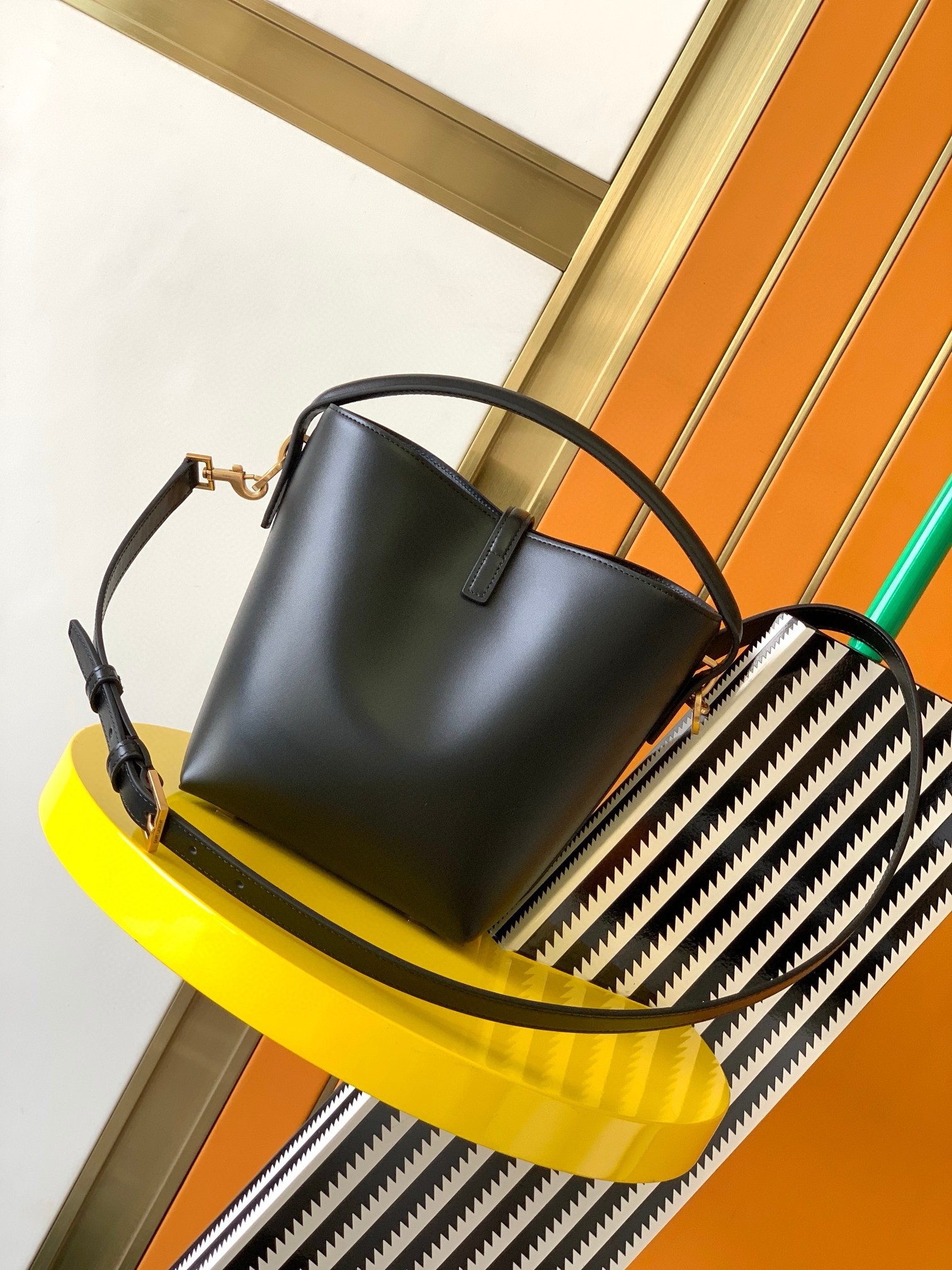 Sa**t Lau*nt le 37 small bucket bag in black leather