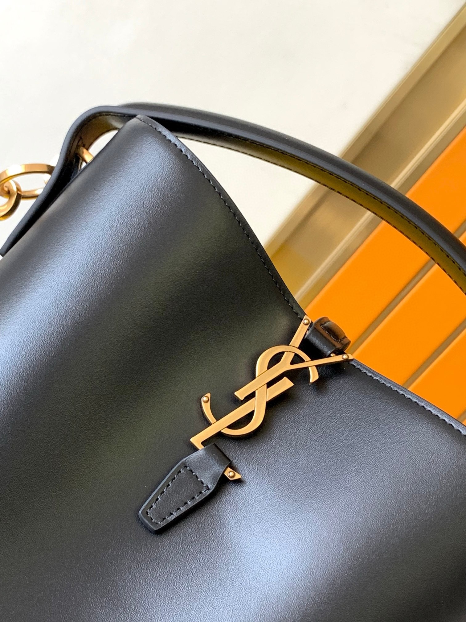 Sa**t Lau*nt le 37 small bucket bag in black leather