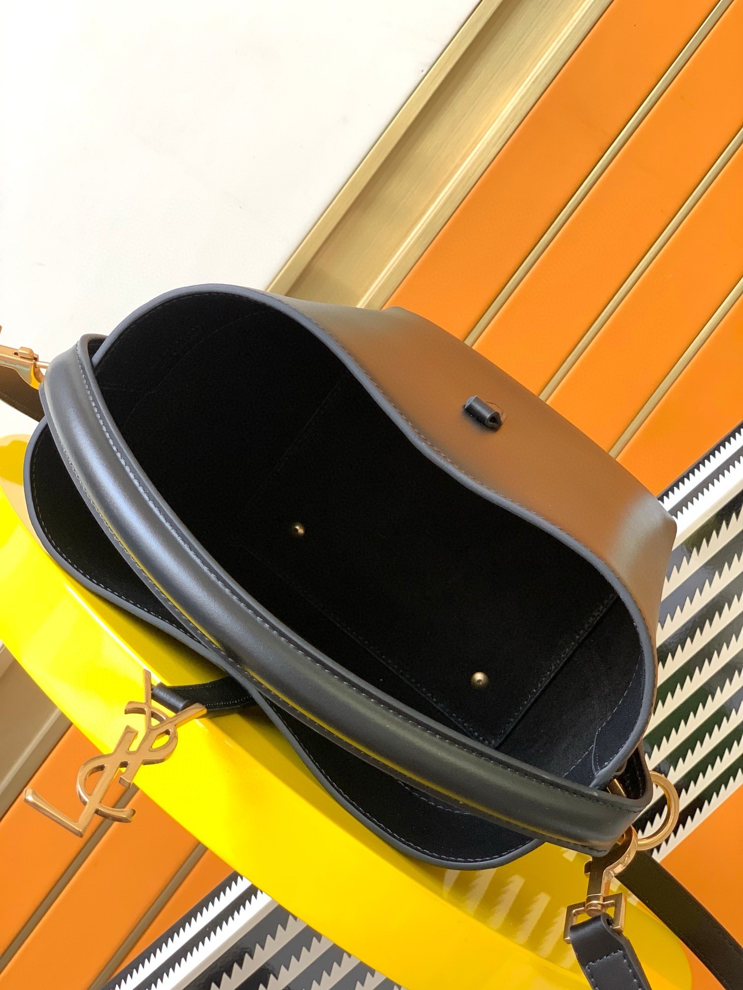 Sa**t Lau*nt le 37 small bucket bag in black leather