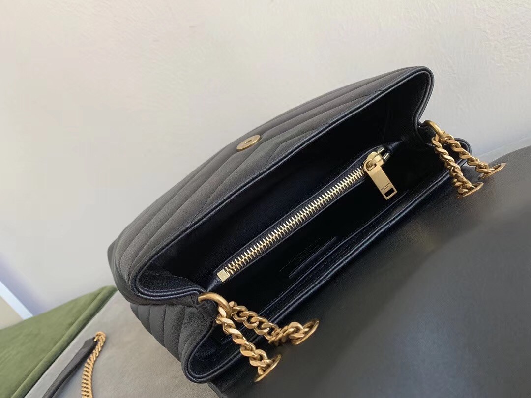Sa**t Lau*nt loulou small bag in black matelasse leather