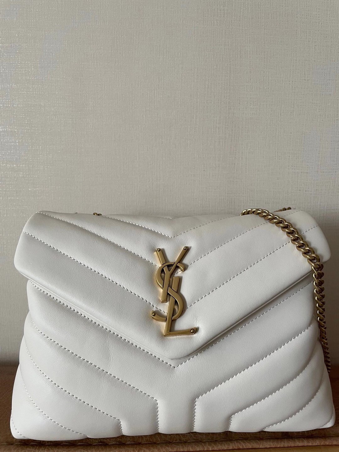 Sa**t Lau*nt loulou small bag in white matelasse leather