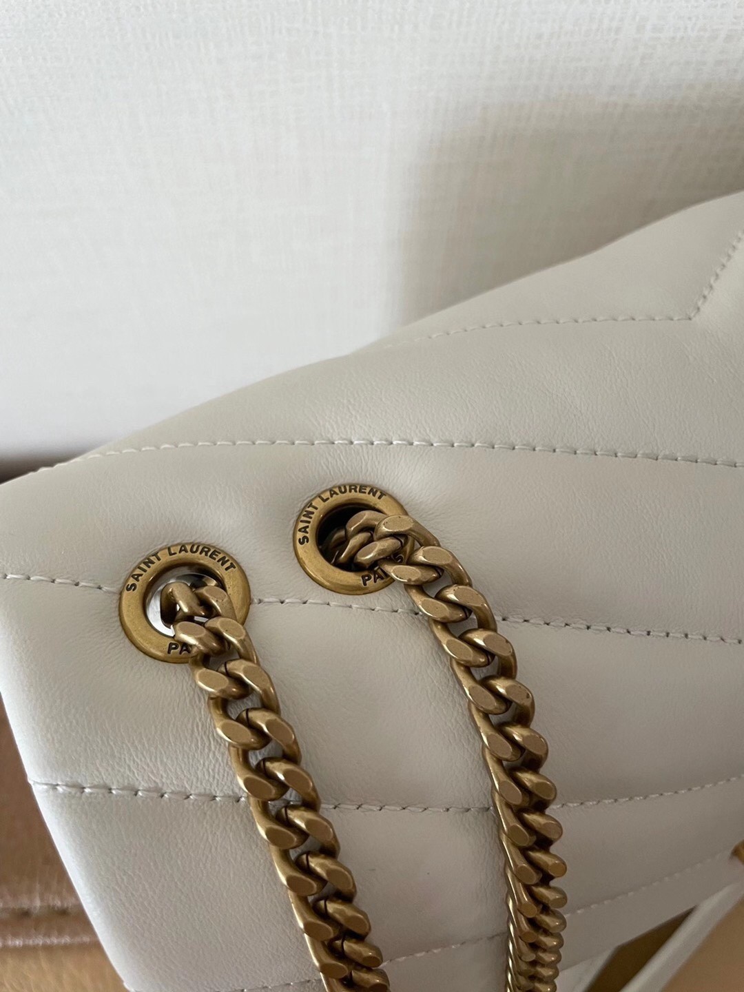 Sa**t Lau*nt loulou small bag in white matelasse leather