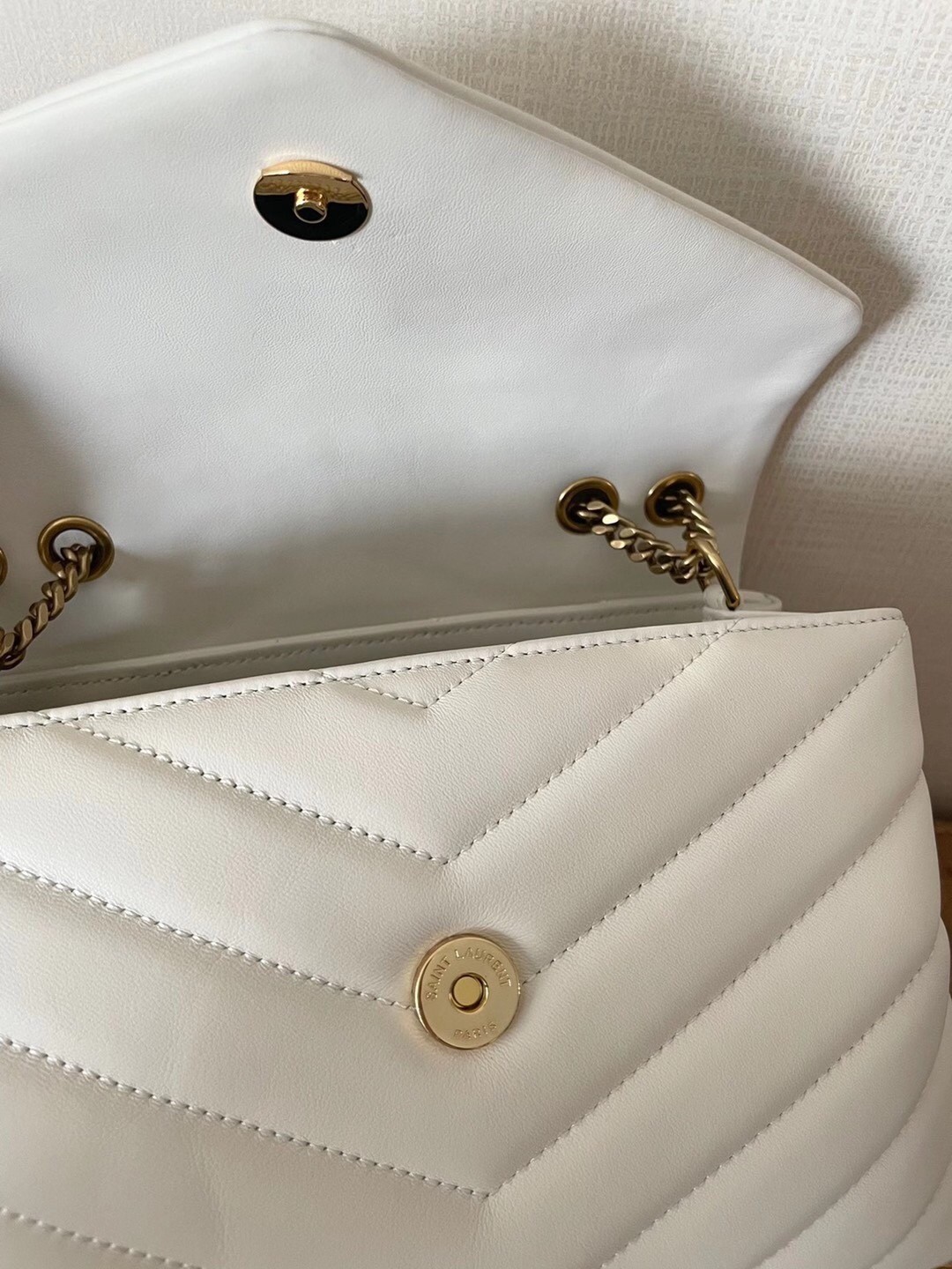 Sa**t Lau*nt loulou small bag in white matelasse leather