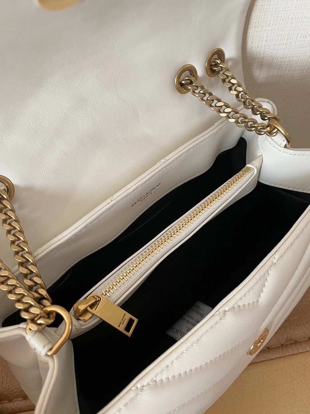 Sa**t Lau*nt loulou small bag in white matelasse leather