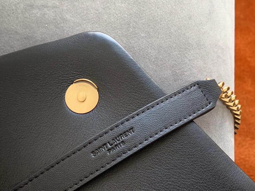 Sa**t Lau*nt loulou medium bag in black matelasse leather
